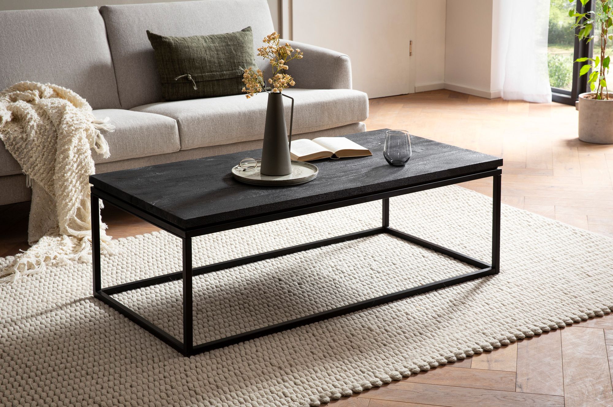 FineBuy Design Couchtisch Mango Massivholz schwarz · Wohnzimmertisch mit Metallgestell · moderner Massivholztisch im Industrial Stil | Farbe: Schwarz