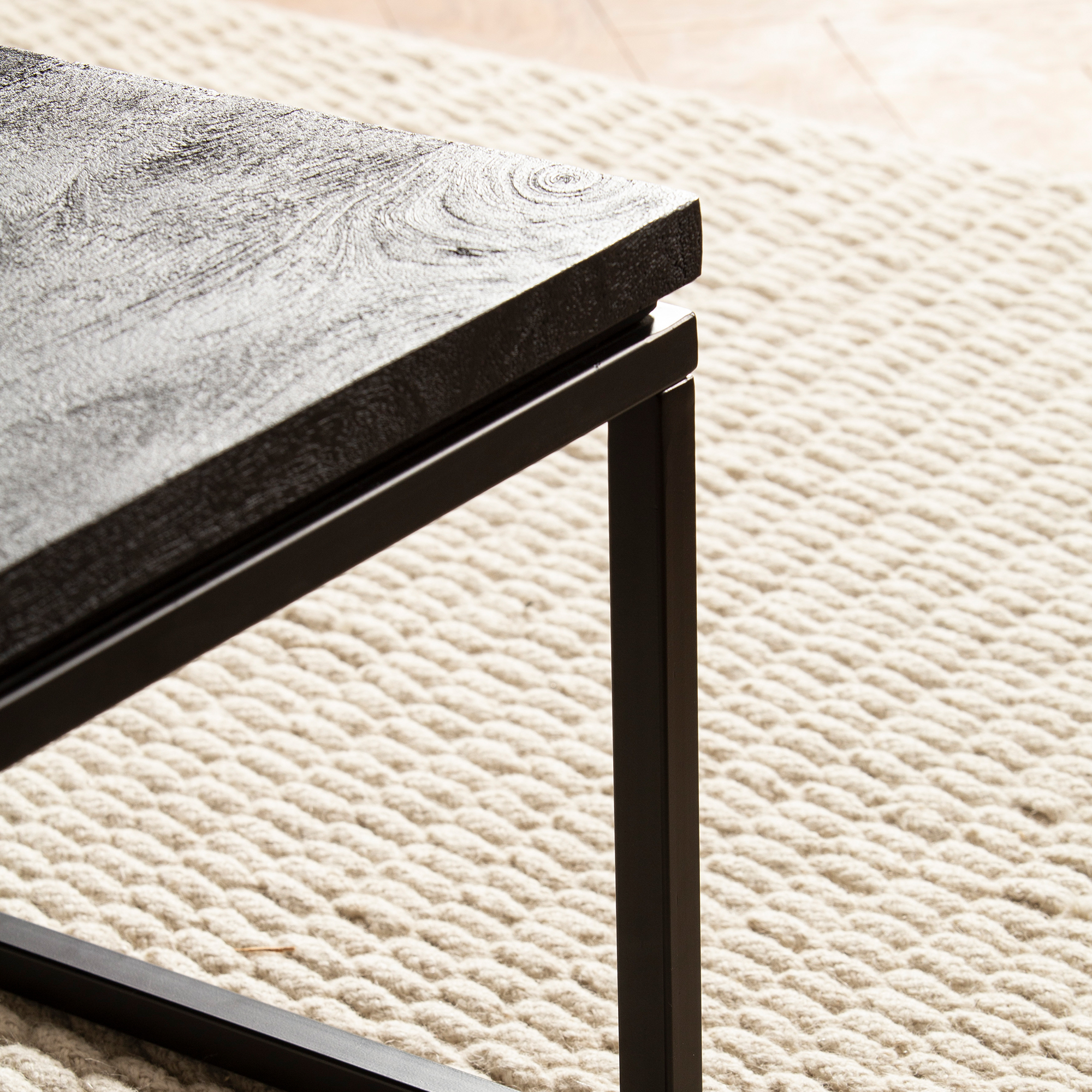 FineBuy Design Couchtisch Mango Massivholz schwarz · Wohnzimmertisch mit Metallgestell · moderner Massivholztisch im Industrial Stil | Farbe: Schwarz