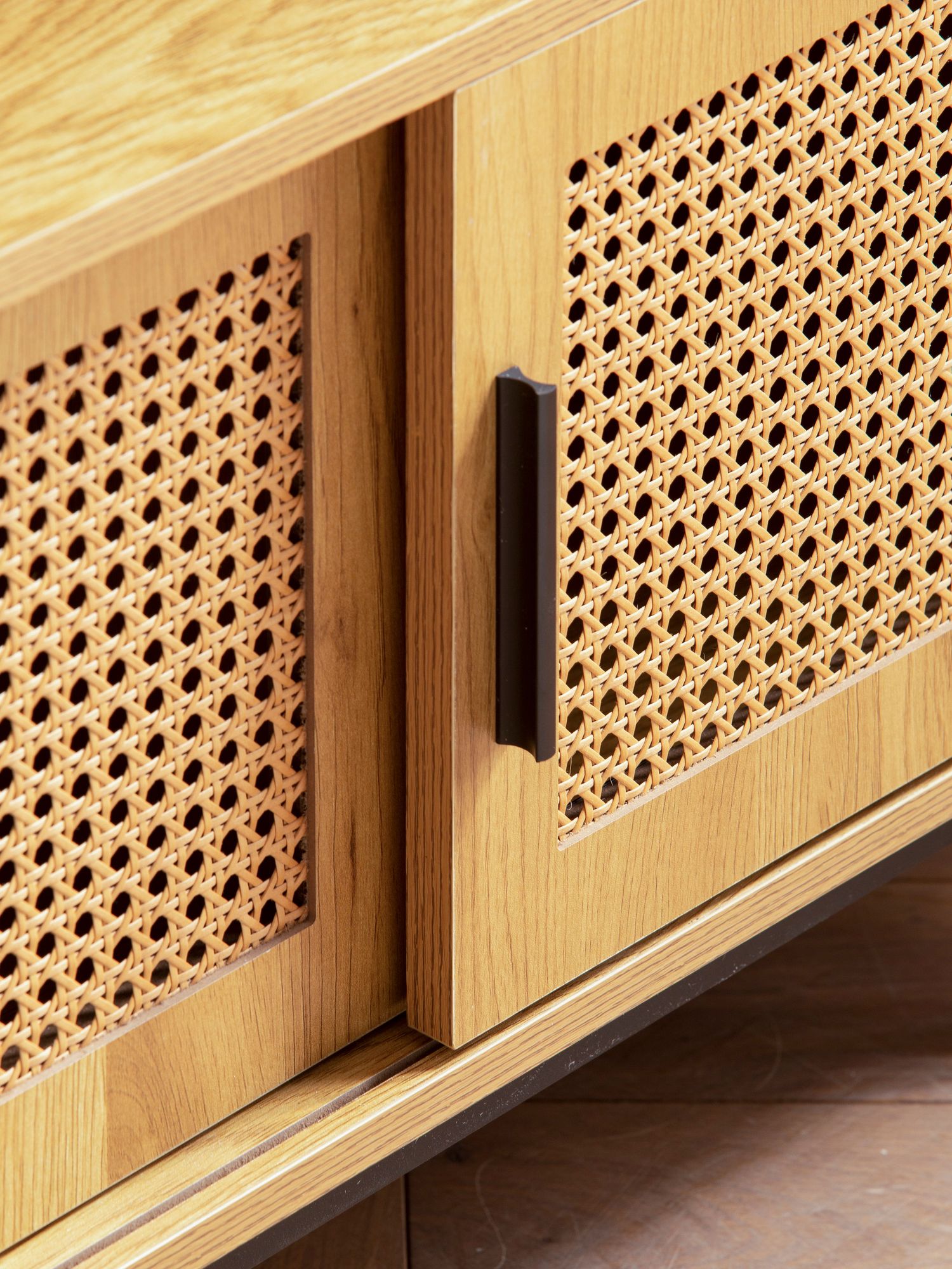 FineBuy Lowboard Eiche-Dekor mit Wiener Geflecht 120x45,5x40 cm TV-Kommode Zeitlos mit Schiebe-Türen, Design TV-Schrank Hoch, Fernsehtisch Fernsehschrank, Fernsehkommode Wohnzimmer Rattan | Farbe: Braun