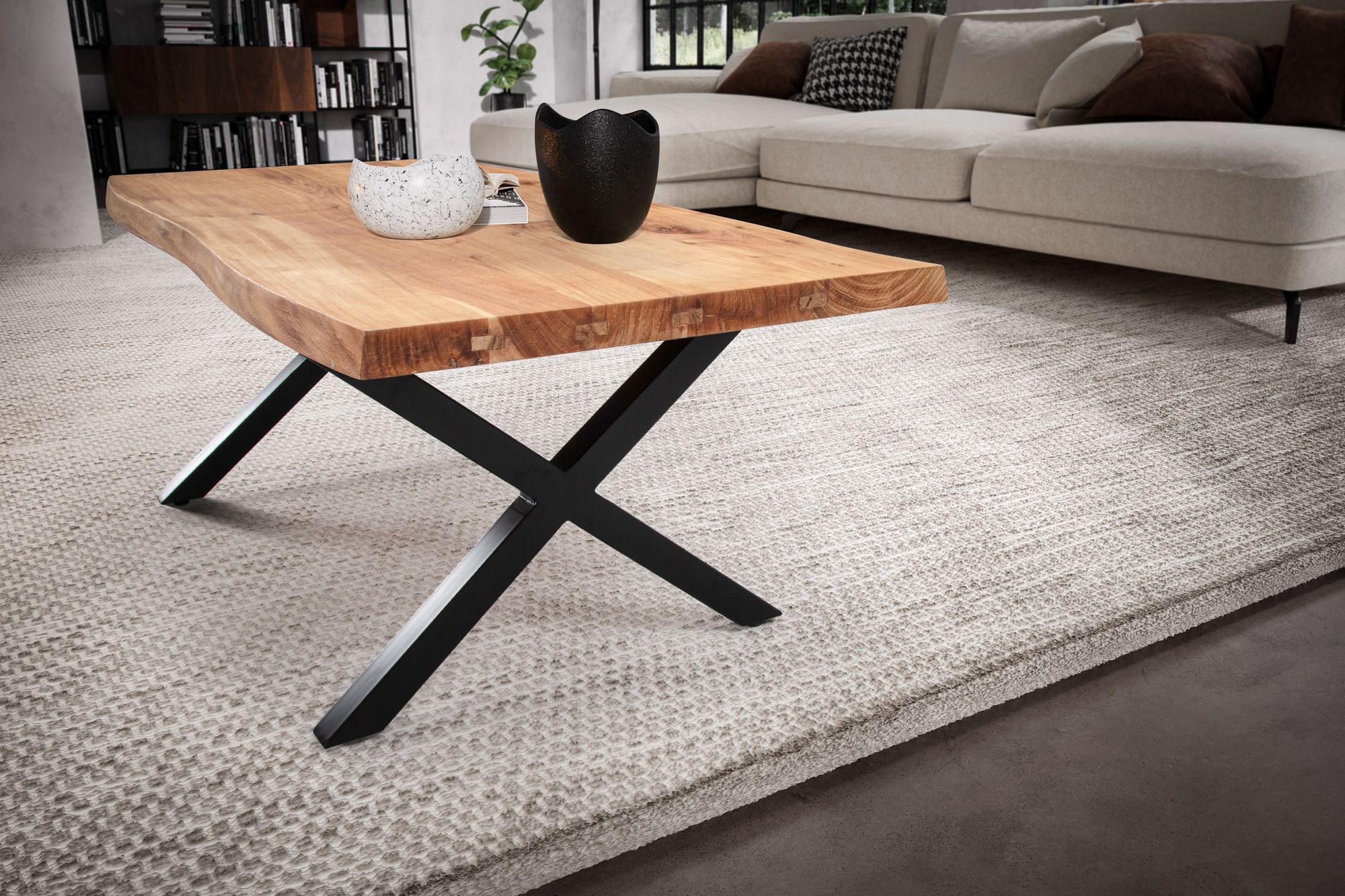 FineBuy Couchtisch Akazie Massivholz 120 cm rechteckig  · Wohnzimmertisch mit natürlicher Baumkante und schwarzem X-Gestell aus Metall · Handgefertigter Industrial Tisch | Farbe: Braun