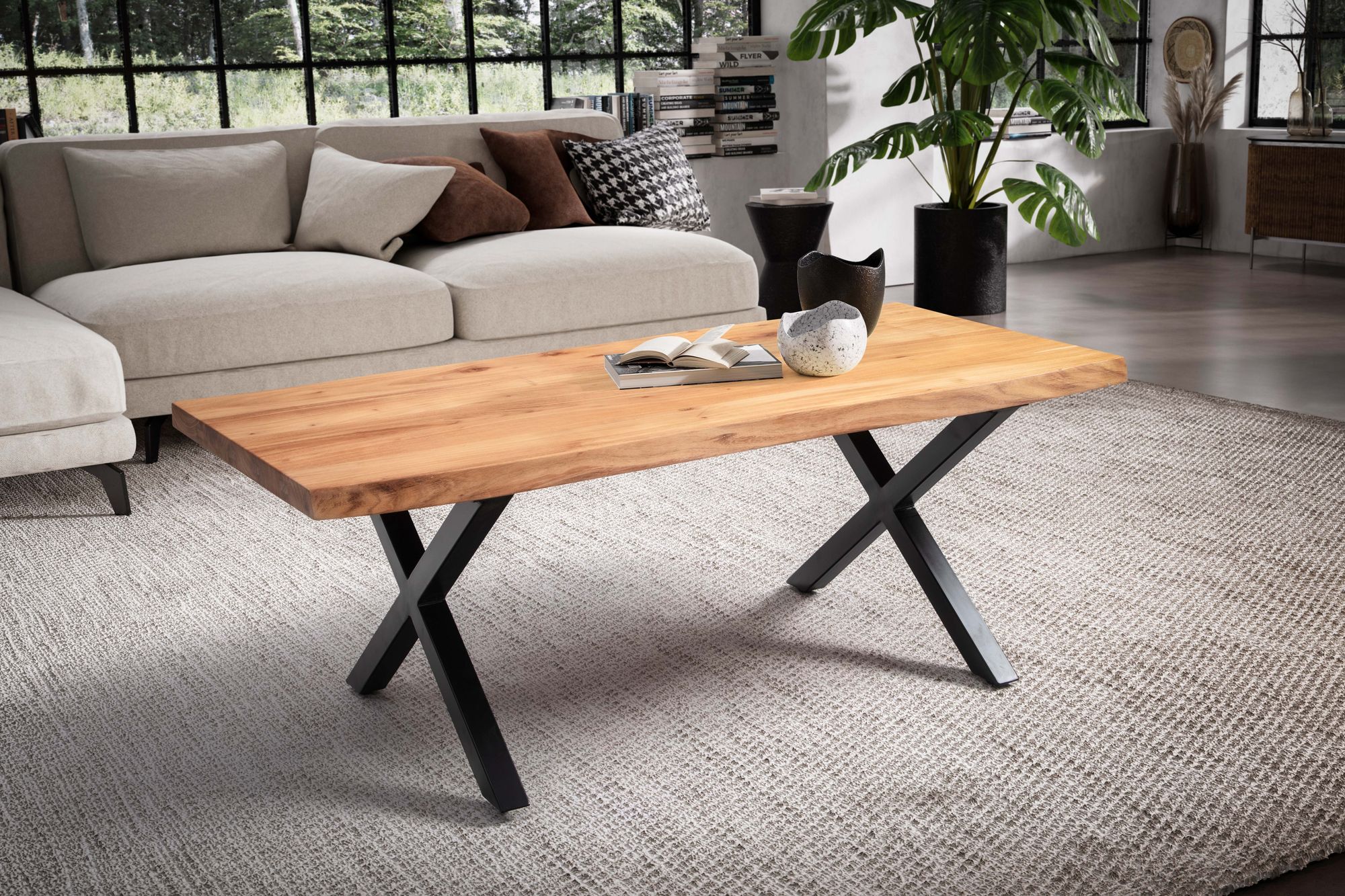 FineBuy Couchtisch Akazie Massivholz 120 cm rechteckig  · Wohnzimmertisch mit natürlicher Baumkante und schwarzem X-Gestell aus Metall · Handgefertigter Industrial Tisch | Farbe: Braun