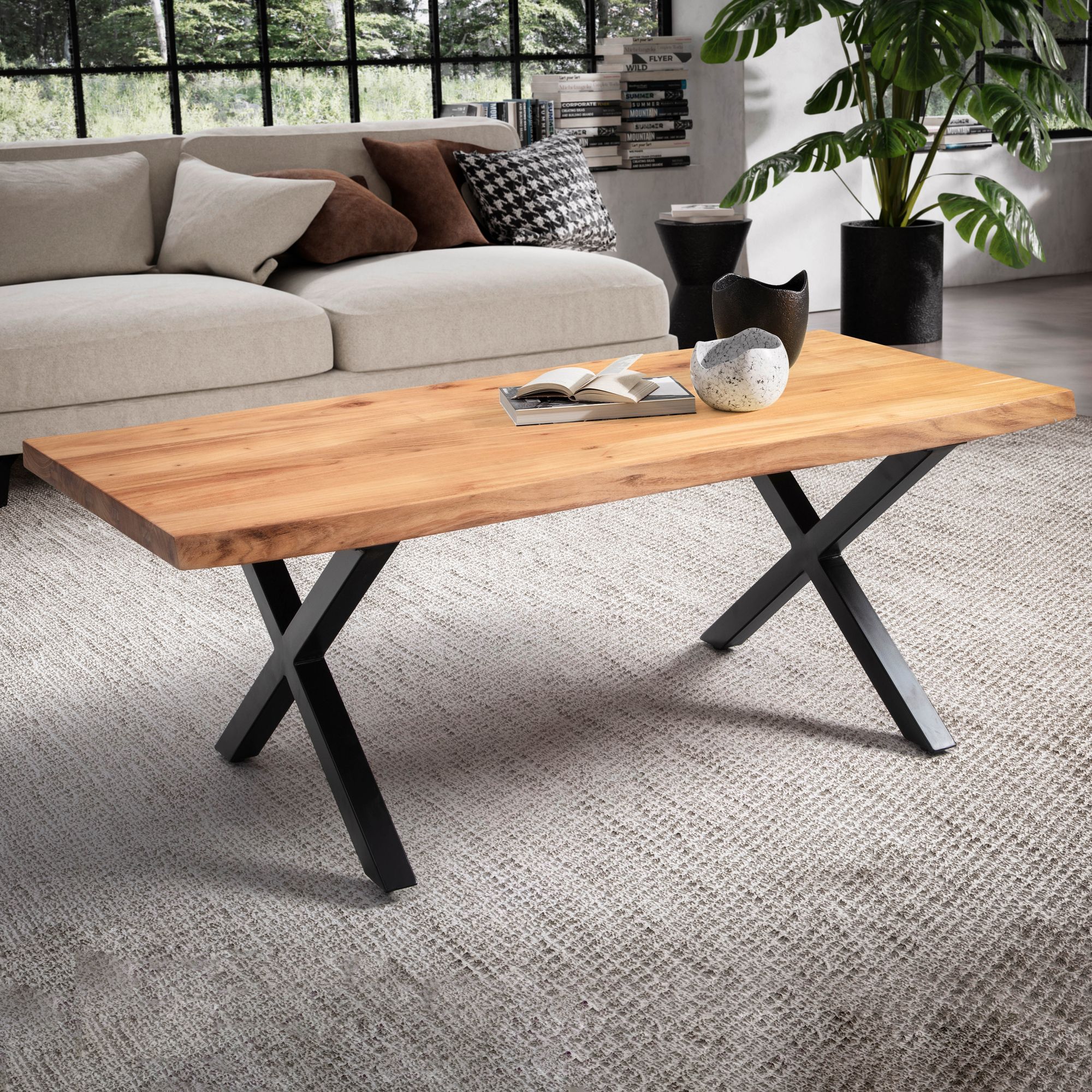 FineBuy Couchtisch Akazie Massivholz 120 cm rechteckig  · Wohnzimmertisch mit natürlicher Baumkante und schwarzem X-Gestell aus Metall · Handgefertigter Industrial Tisch | Farbe: Braun