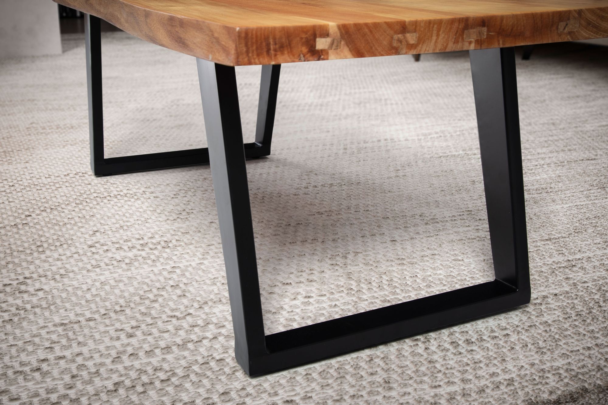 FineBuy Couchtisch 120x60x46 cm Akazie Massivholz / Metall Baumkante, Design Wohnzimmertisch Rechteckig, Sofatisch Stubentisch Braun, Kaffeetisch mit schwarzen Beinen in U-Form | Farbe: Braun