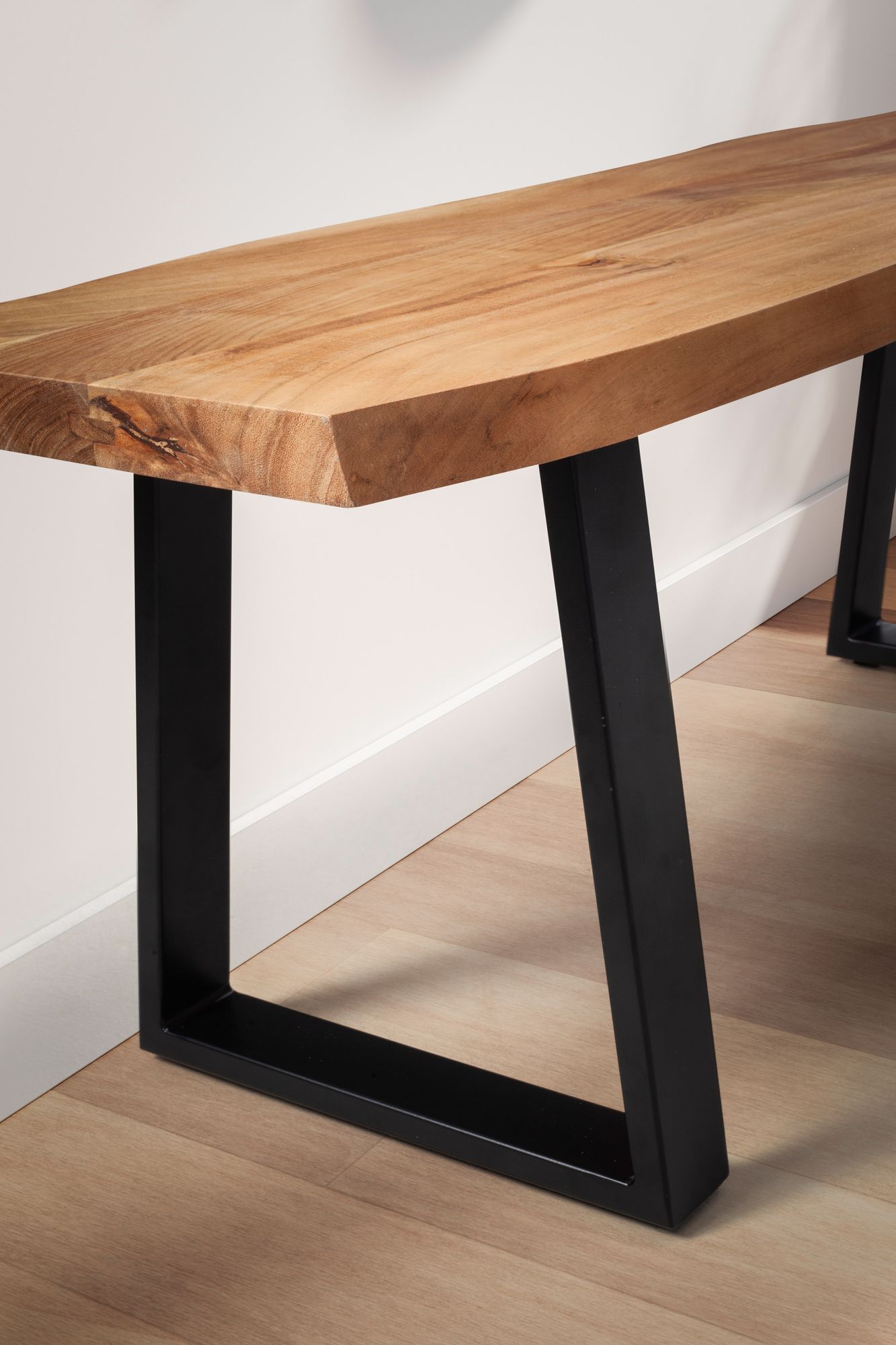 FineBuy Sitzbank 120 cm Massivholz ohne Lehne Baumkante Akazie - Bank für Garderobe - Garderobenbank - Flurbank Holzbank Handmade Gestell Schwarz | Farbe: Braun