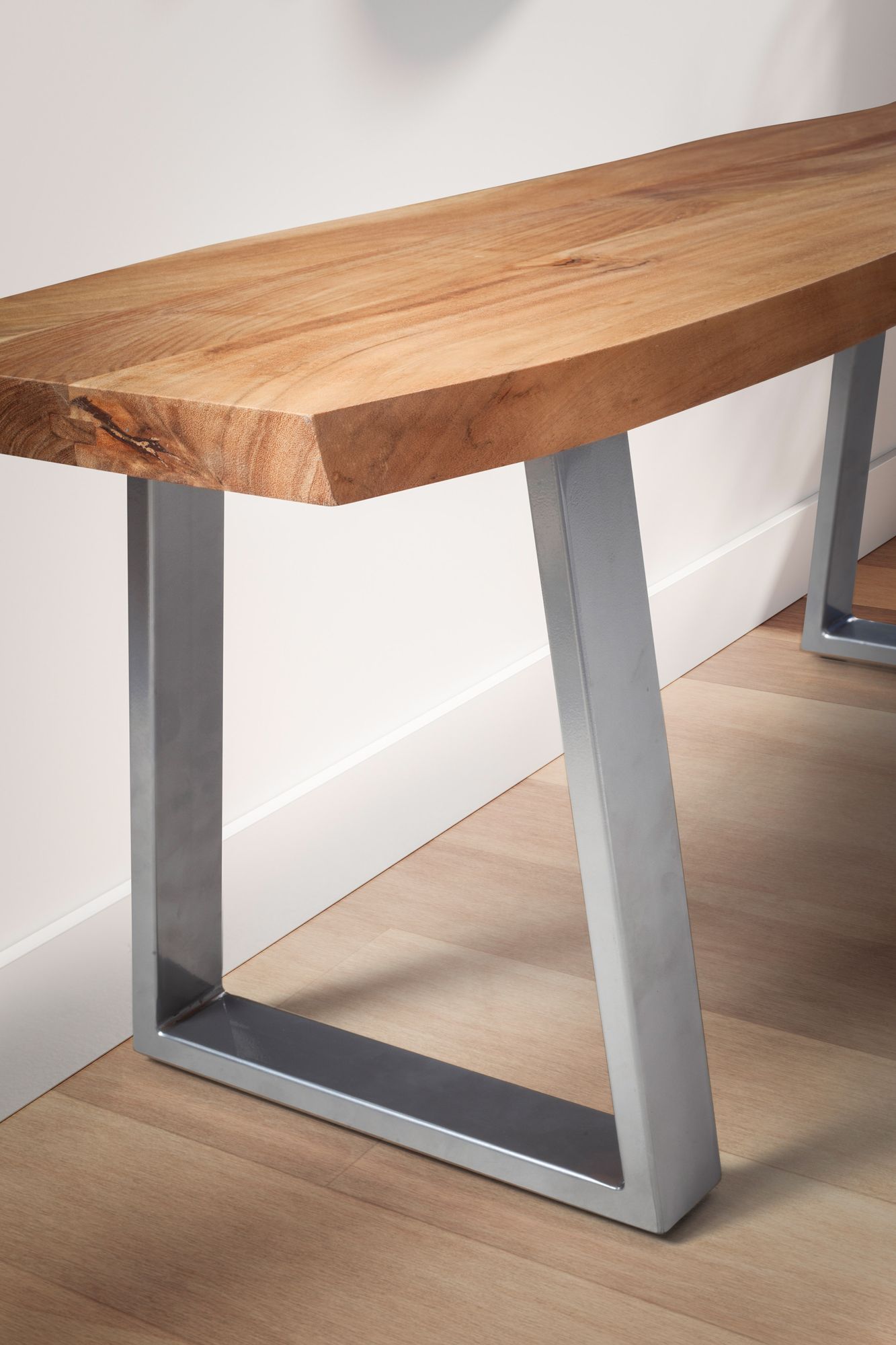 FineBuy Sitzbank 120 cm Massivholz ohne Lehne Baumkante Akazie - Bank für Garderobe - Garderobenbank - Flurbank Holzbank Trapez- Gestell Silber | Farbe: Braun