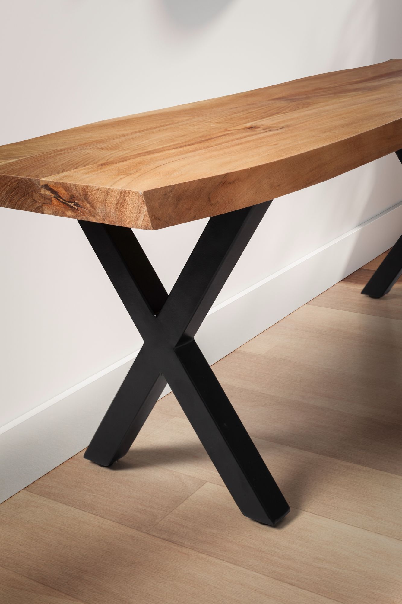 FineBuy Sitzbank 120 cm Massivholz ohne Lehne Baumkante Akazie - Bank für Garderobe - Garderobenbank - Flurbank Holzbank X- Gestell Schwarz | Farbe: Braun