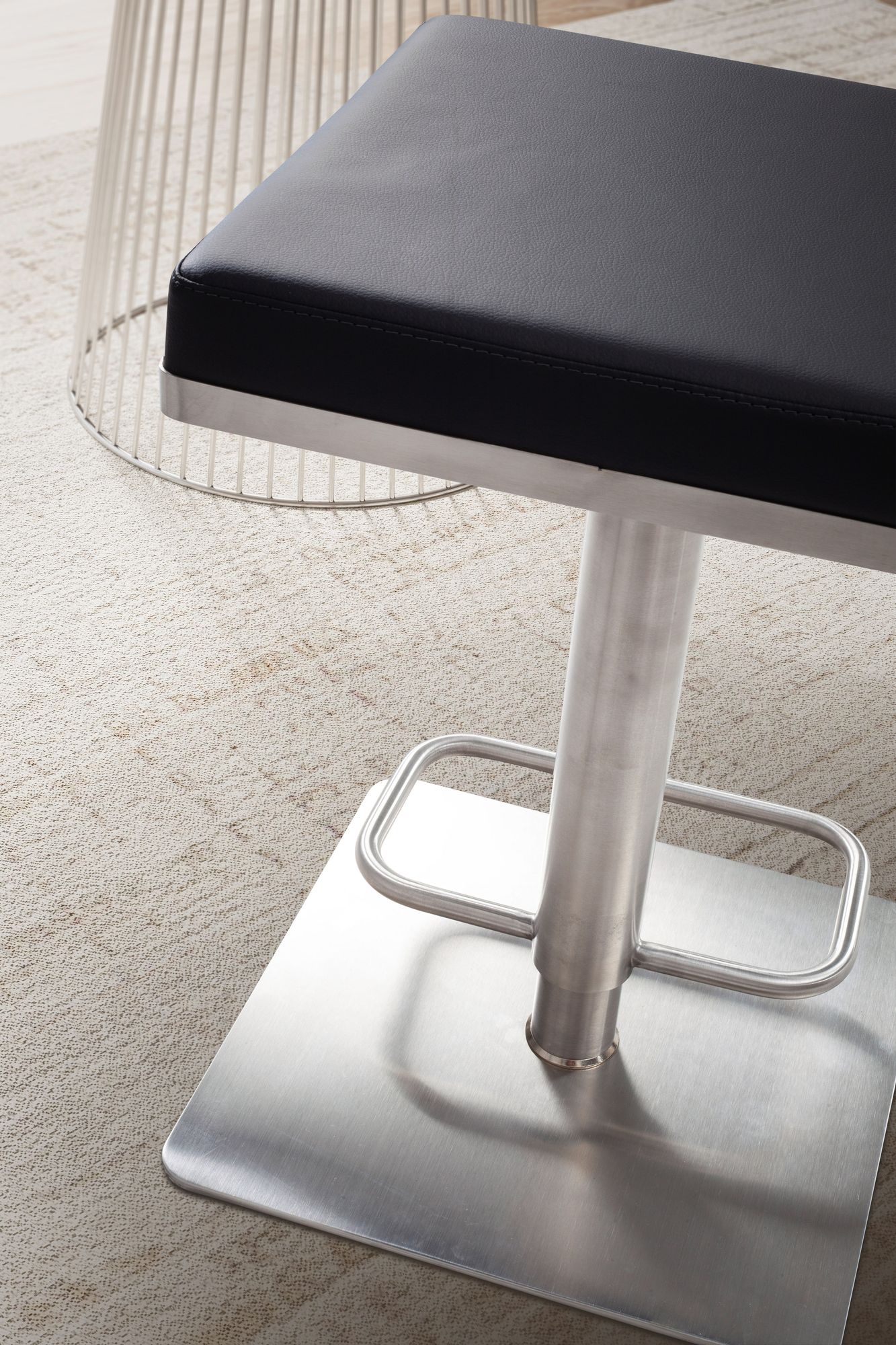 FineBuy Barhocker Schwarz Kunstleder Edelstahl Barstuhl Modern, Design Tresenstuhl Drehbar Gepolstert, Bistrohocker Metall Hoch, Thekenhocker Höhenverstellbar, Hoher Hocker für Bar | Farbe: Schwarz