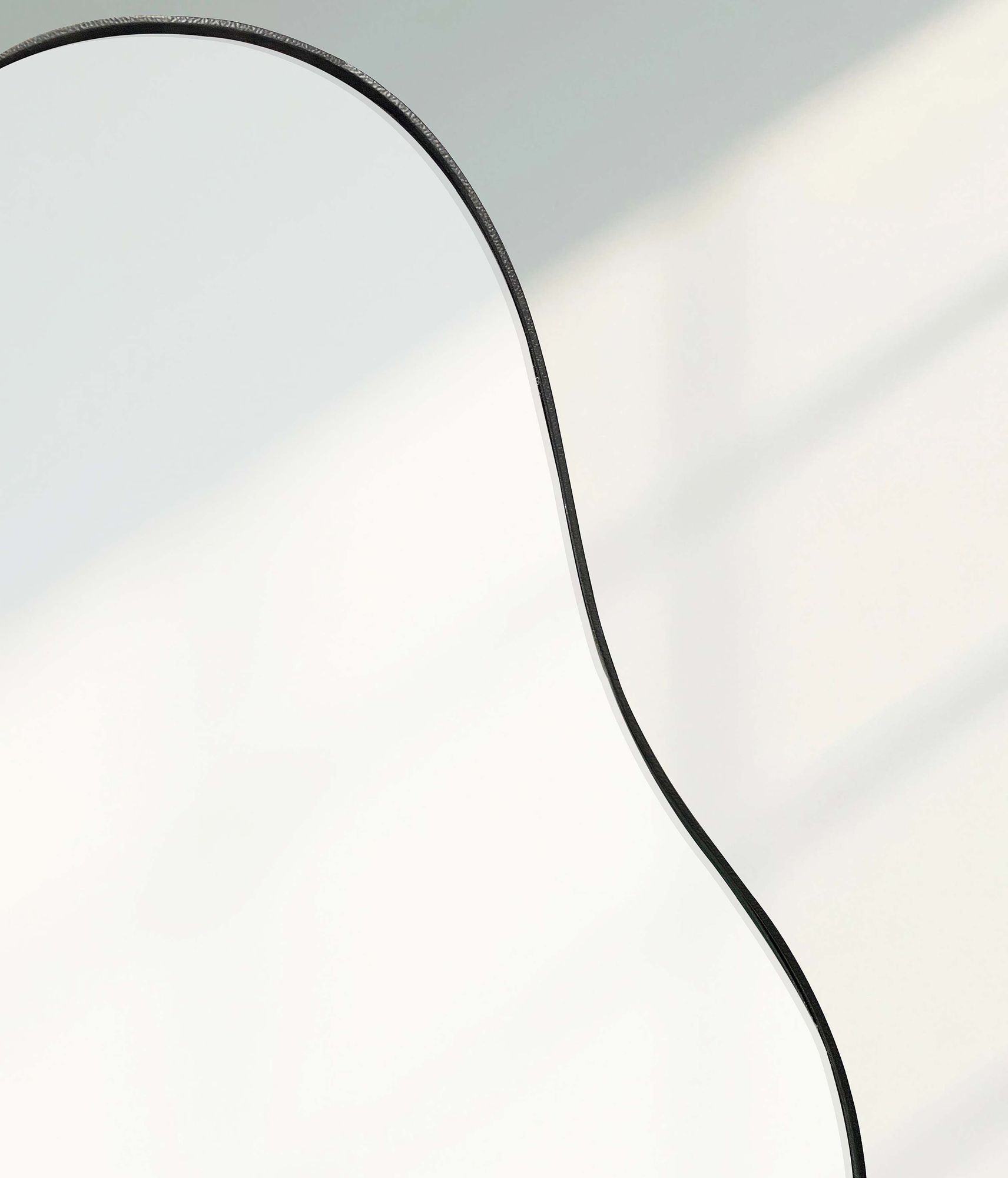 FineBuy Wandspiegel in organischer Form 40x80 cm Metall Design Hängespiegel Schwarz, Eisen Dekospiegel Unförmig mit Rahmen, Spiegel Wand Groß, Flurspiegel Garderobenspiegel Modern | Farbe: Schwarz