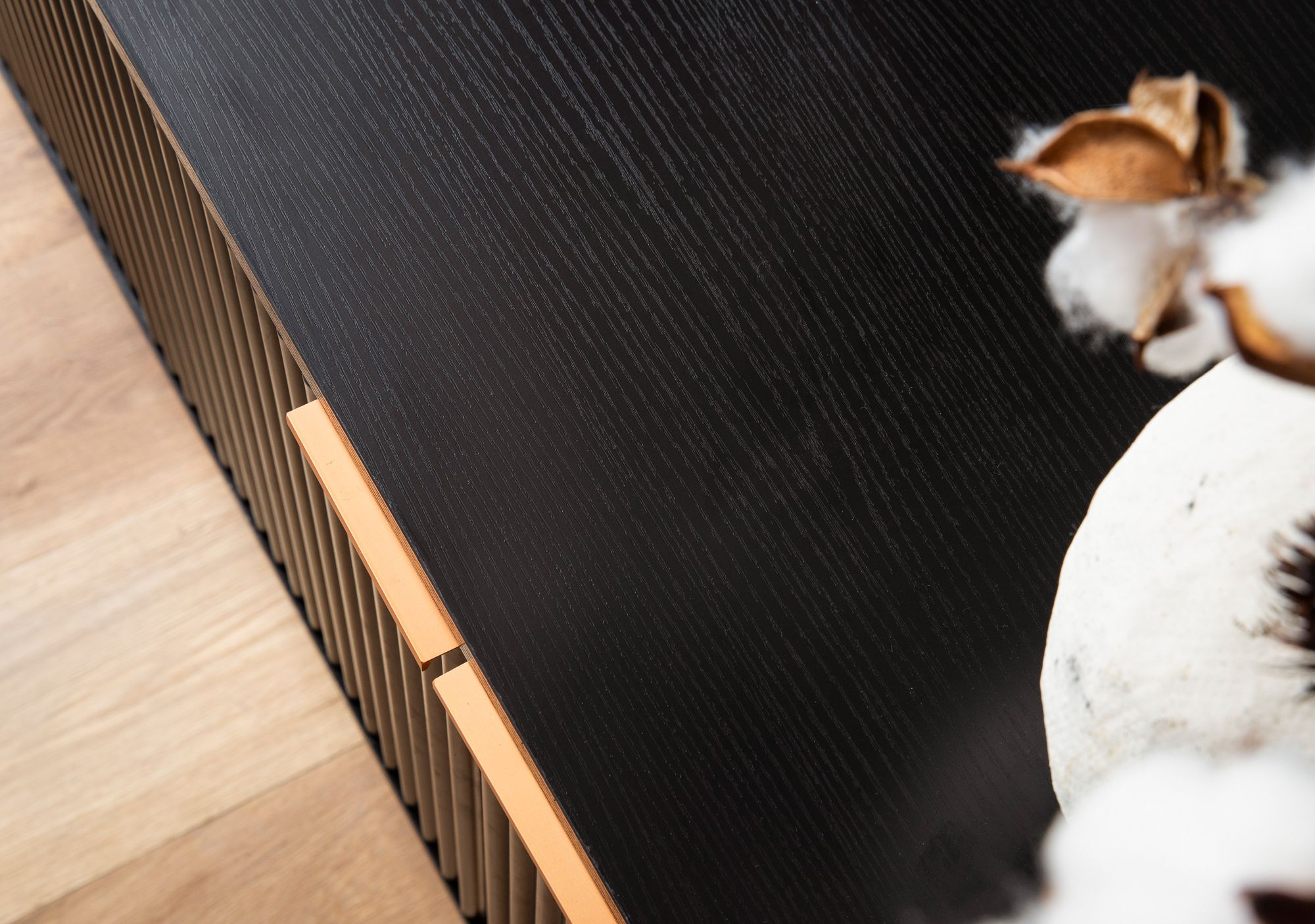 FineBuy Lowboard Schwarz mit Eiche-Dekor 150x60x39 cm TV-Kommode Modern, Design TV-Schrank Hoch, Fernsehtisch Fernsehschrank mit Türen, Fernsehkommode Wohnzimmer | Farbe: Schwarz