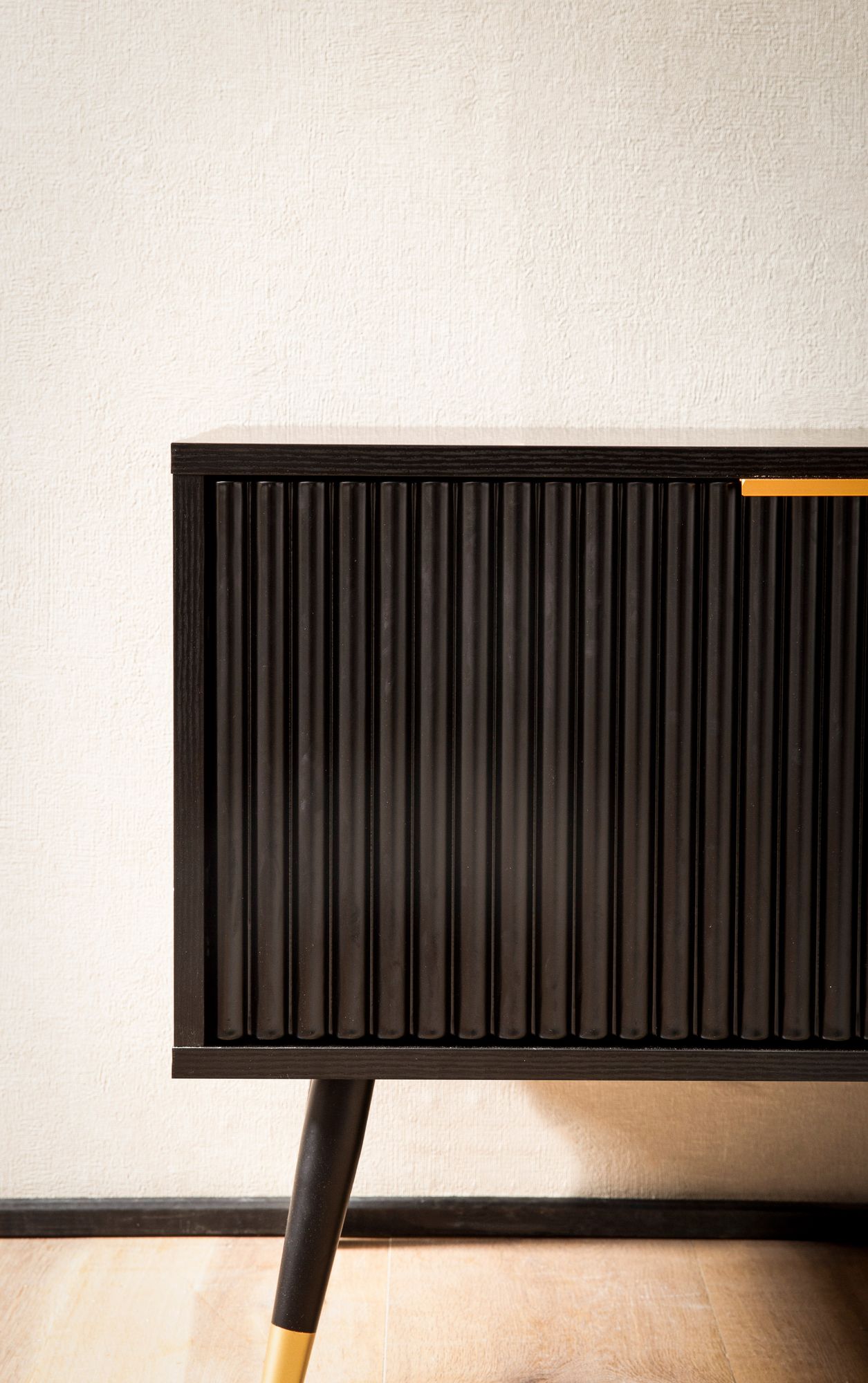 FineBuy Lowboard Schwarz mit Eiche-Dekor 150x51x39 cm TV-Kommode Modern, Design TV-Schrank Hoch, Fernsehtisch Fernsehschrank mit Türen & Ablagefächern, Fernsehkommode Wohnzimmer | Farbe: Schwarz