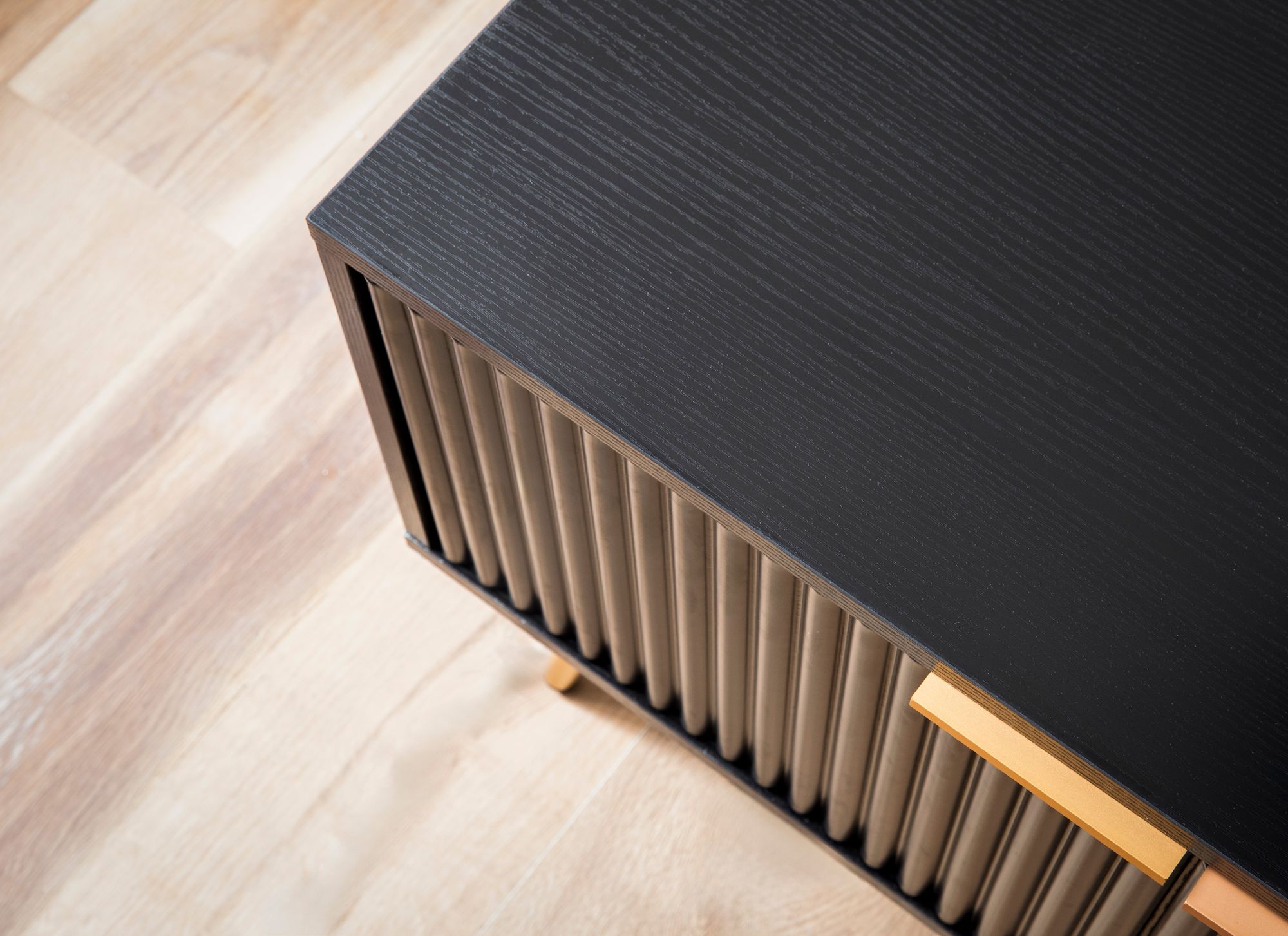 FineBuy Lowboard Schwarz mit Eiche-Dekor 150x51x39 cm TV-Kommode Modern, Design TV-Schrank Hoch, Fernsehtisch Fernsehschrank mit Türen & Ablagefächern, Fernsehkommode Wohnzimmer | Farbe: Schwarz