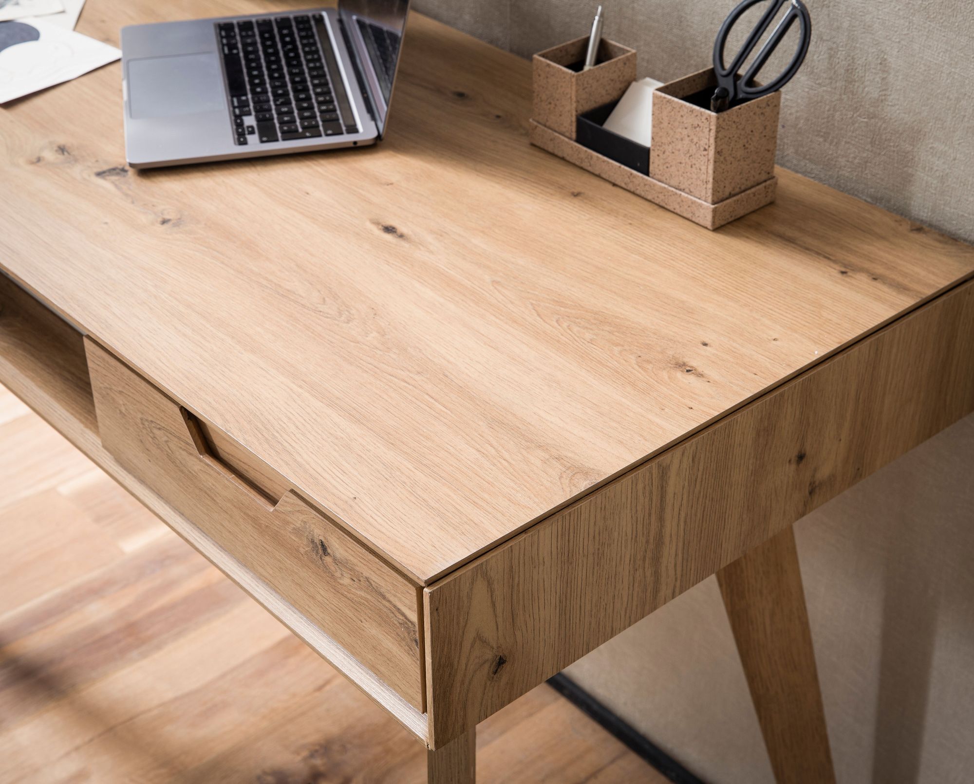 FineBuy Schreibtisch 120x55x77 cm Eiche Dekor mit Stauraum, Design Bürotisch Skandinavisch mit Schubladen, HomeOffice Laptoptisch Computertisch Arbeitszimmer mit Massivholzbeine | Farbe: Braun