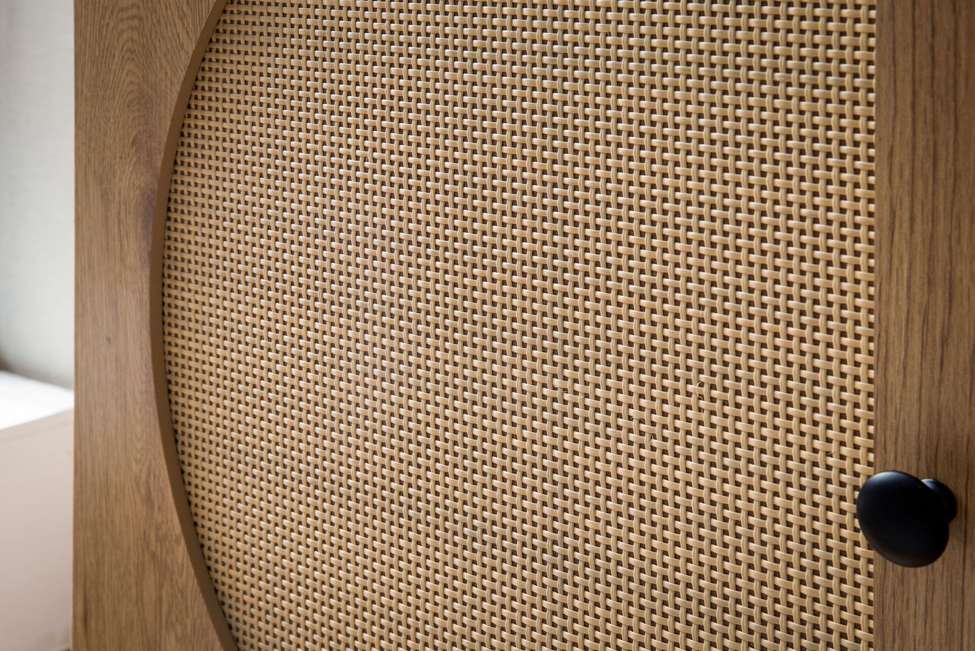 Sideboard in Eiche Dekor 140 cm Kommode mit 2 Türen & 3 Schubladen aus Wiener Rattan Geflecht Design | Farbe: Braun