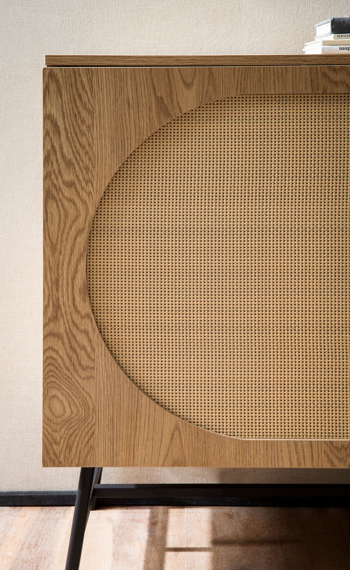 Sideboard in Eiche Dekor 140 cm Kommode mit 2 Türen & 3 Schubladen aus Wiener Rattan Geflecht Design | Farbe: Braun