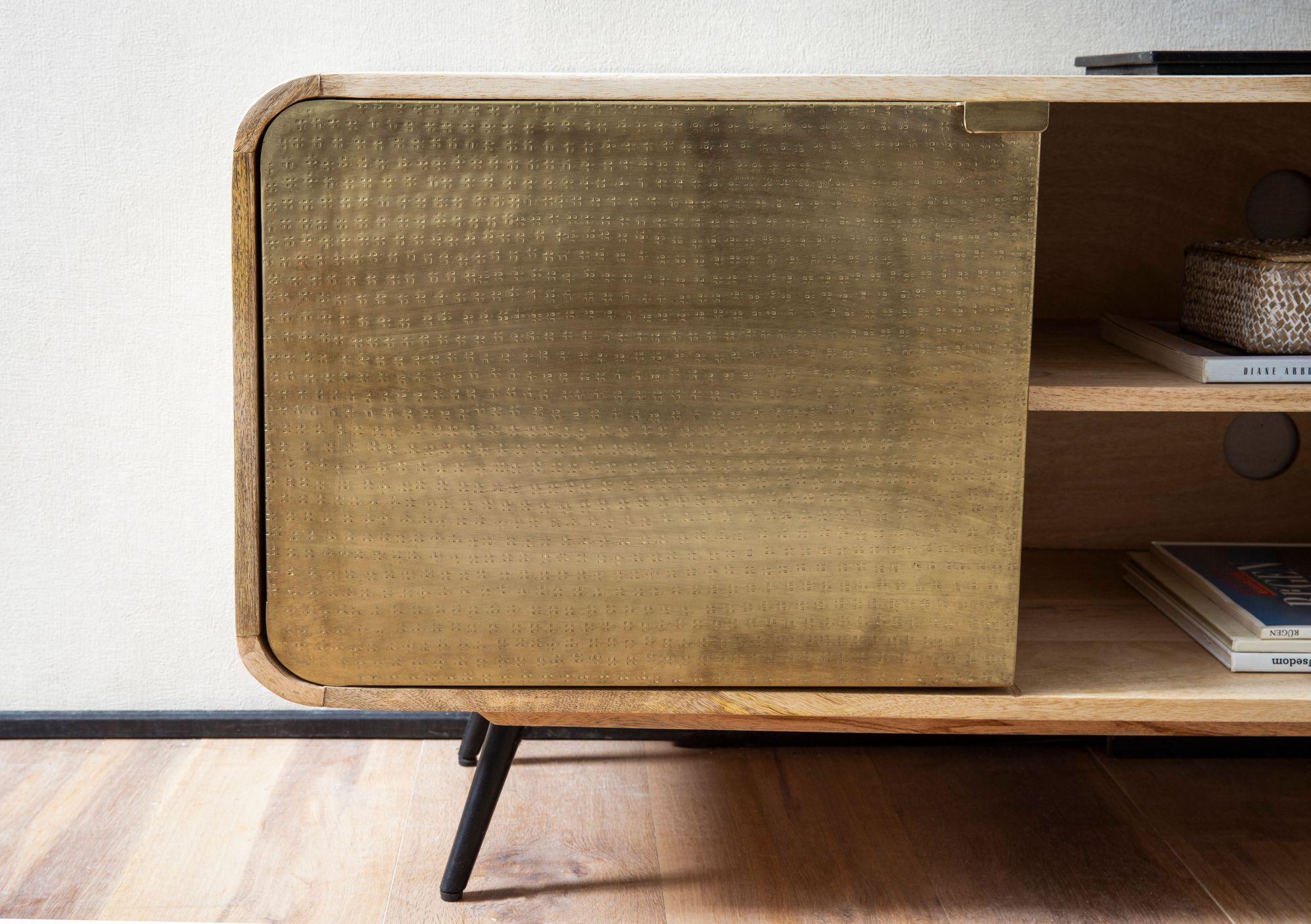 FineBuy Lowboard Mango Massivholz 160x55x41 cm TV-Kommode mit zwei punzierten Türen, Design TV-Schrank Hoch, Fernsehtisch Fernsehschrank Modern, Fernsehkommode Wohnzimmer | Farbe: Braun