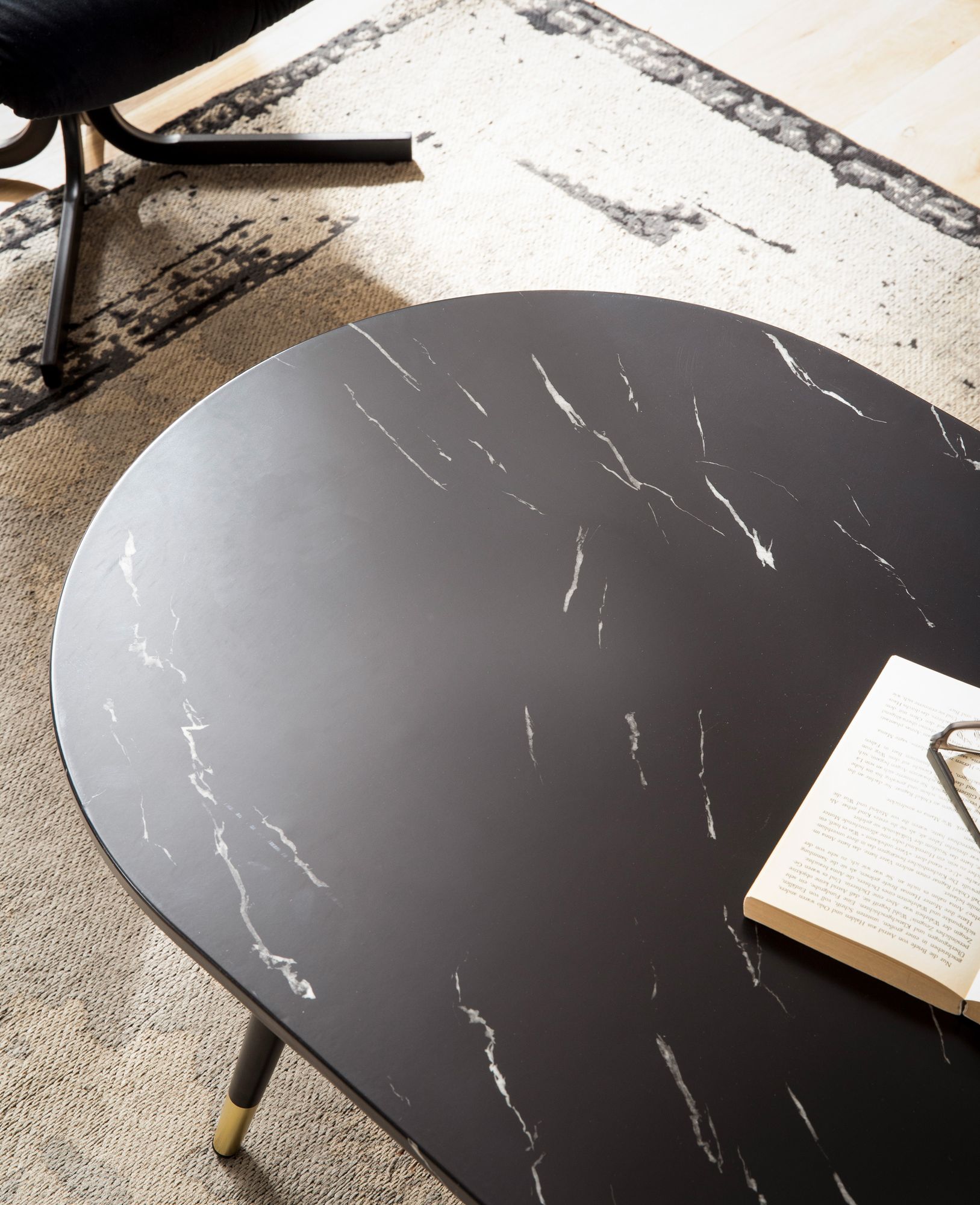 FineBuy Couchtisch 120x60x41,5 cm mit Marmor Optik Modern, Design Wohnzimmertisch mit Metall-Gestell, Sofatisch Oval Tisch Groß, Beistelltisch Wohnzimmer | Farbe: Schwarz