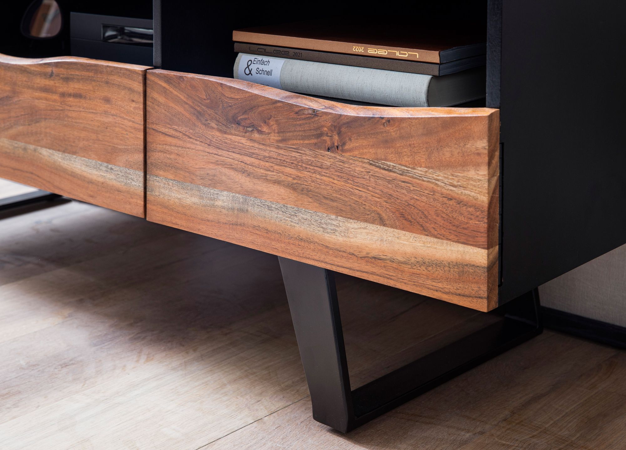 FineBuy Lowboard Akazie Massivholz 140x50x40 cm Baumkante TV-Kommode Schwarz, Design TV-Schrank Hoch mit Schublade, Fernsehtisch Fernsehschrank Modern mit Türen, Fernsehkommode Wohnzimmer | Farbe: Schwarz FineBuy Lowboard Akazie Massivholz 140x50x40 cm Baumkante TV-Kommode Schwarz, Design TV-Schrank Hoch mit Schublade, Fernsehtisch Fernsehschrank Modern mit Türen, Fernsehkommode Wohnzimmer | Farbe: Schwarz