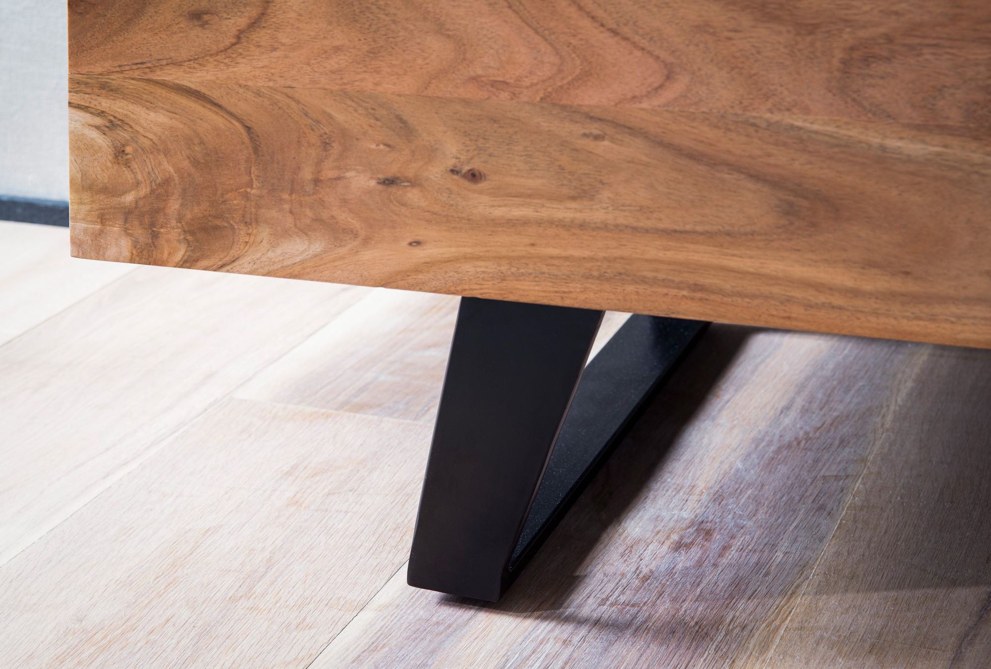 FineBuy Lowboard Akazie Massivholz 140x50x40 cm Baumkante TV-Kommode Schwarz, Design TV-Schrank Hoch mit Schublade, Fernsehtisch Fernsehschrank Modern mit Türen, Fernsehkommode Wohnzimmer | Farbe: Schwarz FineBuy Lowboard Akazie Massivholz 140x50x40 cm Baumkante TV-Kommode Schwarz, Design TV-Schrank Hoch mit Schublade, Fernsehtisch Fernsehschrank Modern mit Türen, Fernsehkommode Wohnzimmer | Farbe: Schwarz