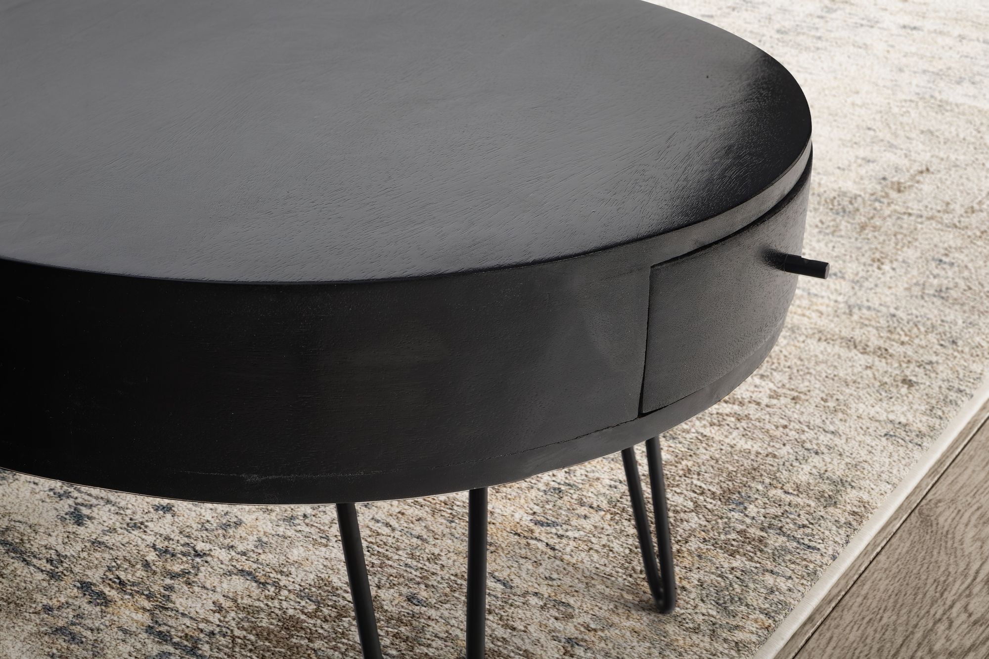 FineBuy Couchtisch Mango Massivholz Schwarz rund Ø 60 cm – Wohnzimmertisch mit Schublade & schwarzen Hairpin Beinen | Retro Design Holztisch handgefertigt | Farbe: Schwarz