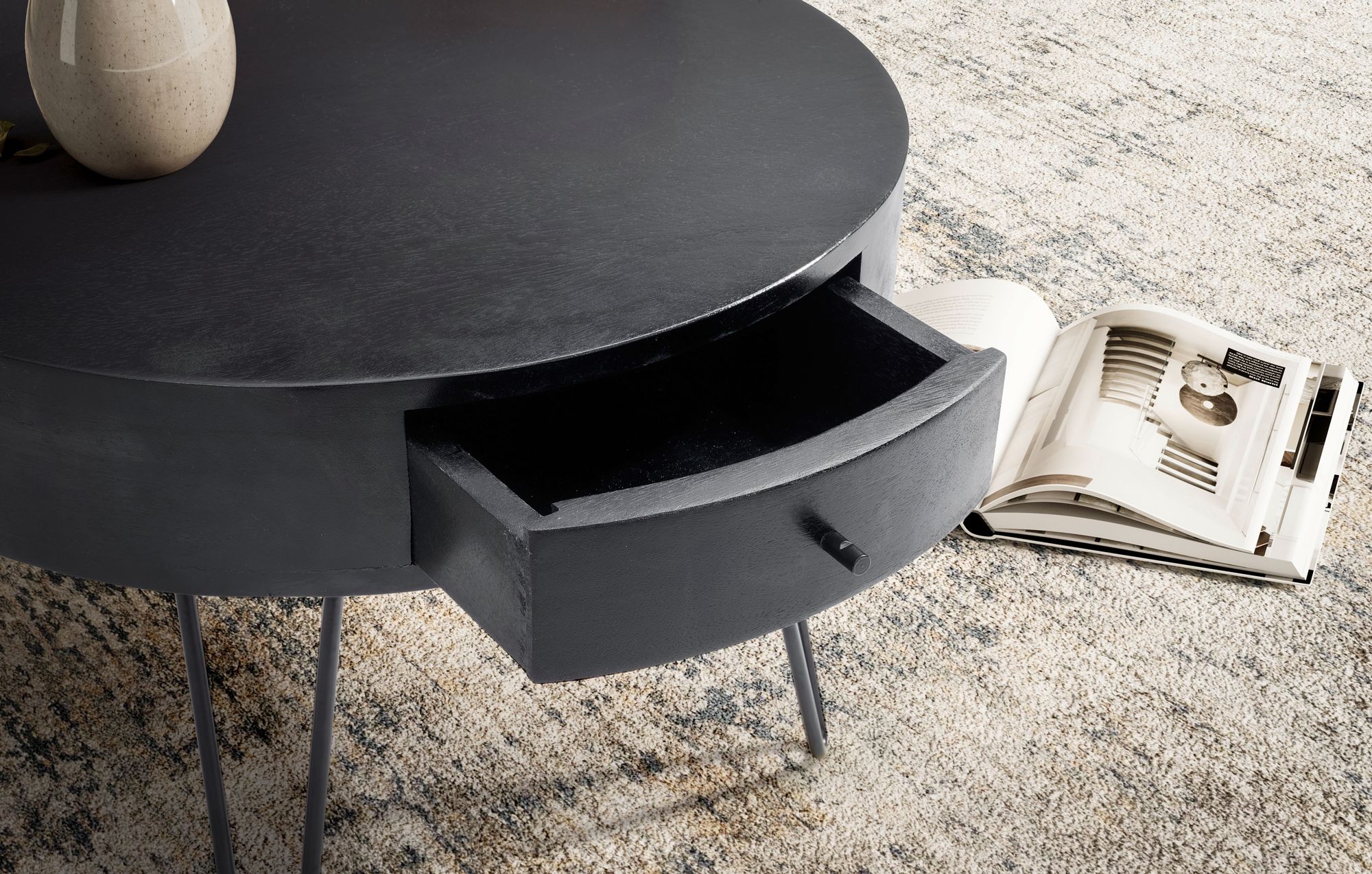 FineBuy Couchtisch Mango Massivholz Schwarz rund Ø 60 cm – Wohnzimmertisch mit Schublade & schwarzen Hairpin Beinen | Retro Design Holztisch handgefertigt | Farbe: Schwarz