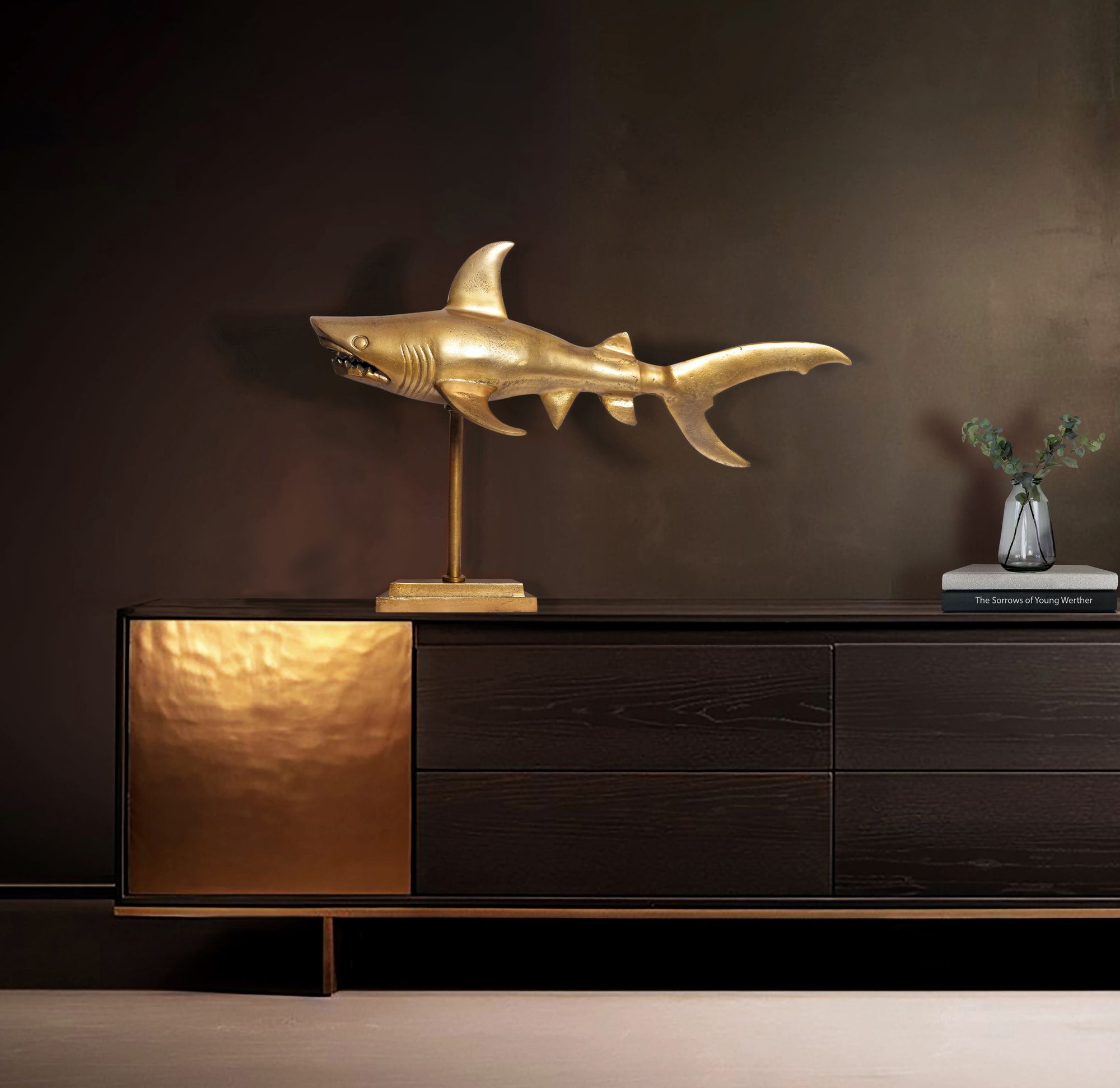 FineBuy Dekofigur Hai Aluminium Maritim 70 cm mit Standfuß, Design Metall Deko Alu Modern, Tischdeko Wohndeko Aluminiumdekoration, Dekoration Wohnaccessoire | Farbe: Gold