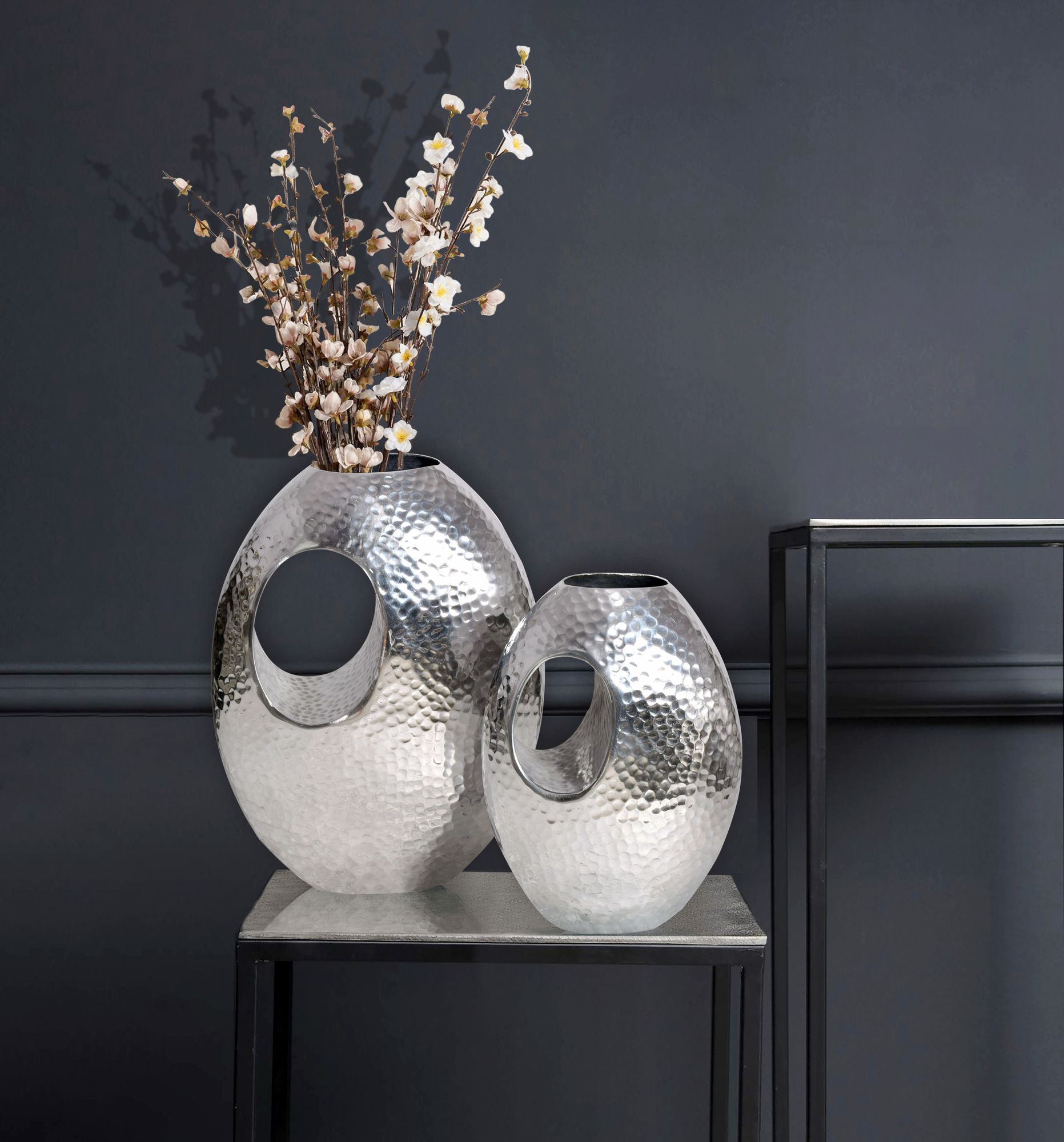 FineBuy Deko Vase 2er Set Aluminium mit Tragegriff Blumenvase Modern, Hammerschlag Dekovase 2-teilig für Blumen, Alu Tischvase Handgefertigt | Farbe: Silber FineBuy Deko Vase 2er Set Aluminium mit Tragegriff Blumenvase Modern, Hammerschlag Dekovase 2-teilig für Blumen, Alu Tischvase Handgefertigt | Farbe: Silber