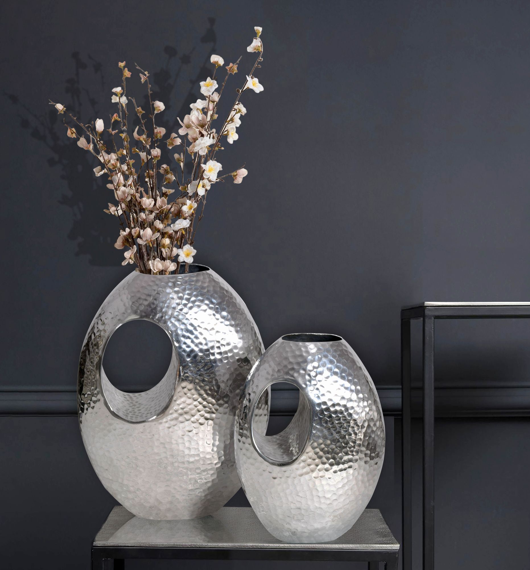 FineBuy Deko Vase 2er Set Aluminium mit Tragegriff Blumenvase Modern, Hammerschlag Dekovase 2-teilig für Blumen, Alu Tischvase Handgefertigt | Farbe: Silber FineBuy Deko Vase 2er Set Aluminium mit Tragegriff Blumenvase Modern, Hammerschlag Dekovase 2-teilig für Blumen, Alu Tischvase Handgefertigt | Farbe: Silber