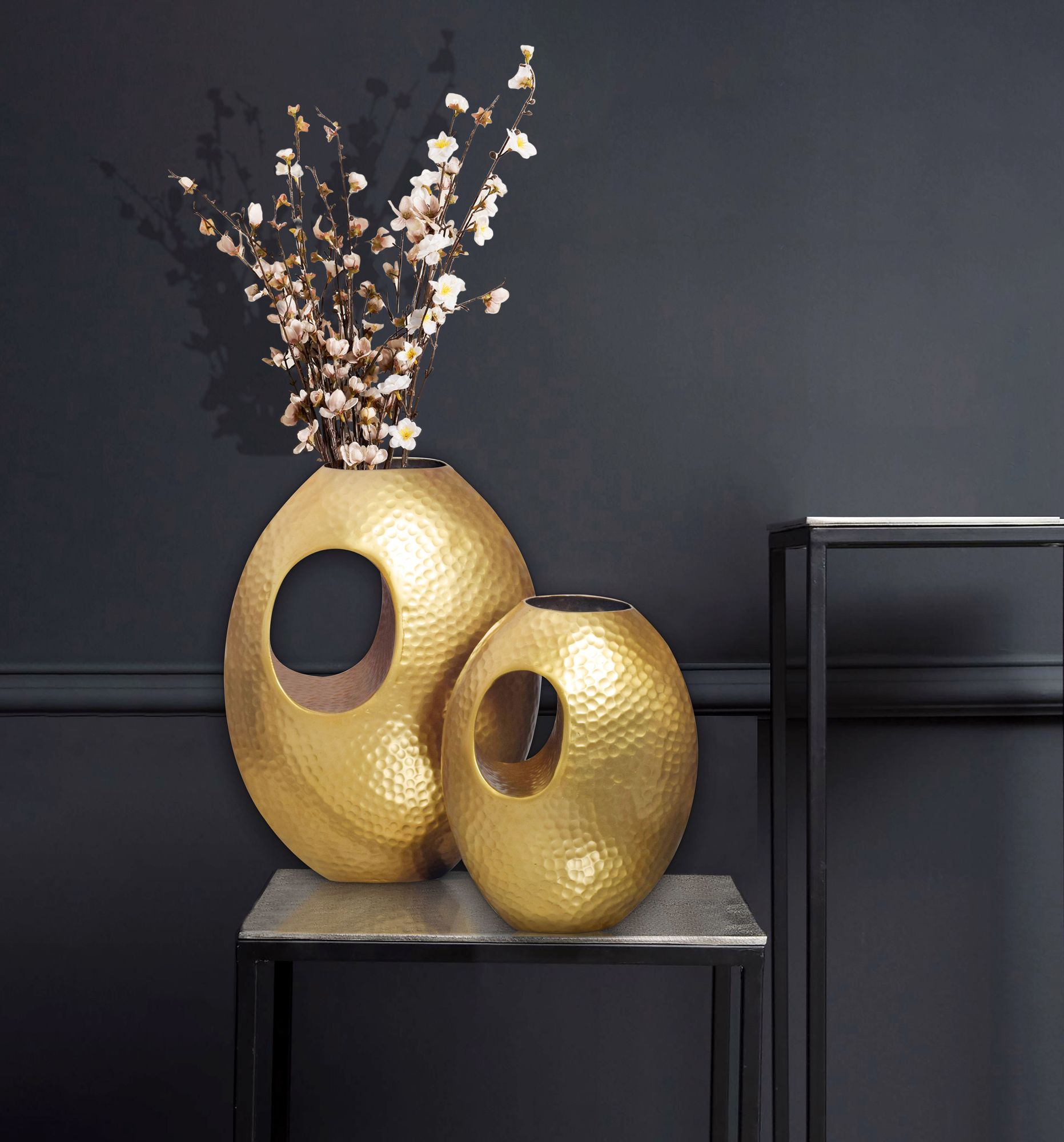 FineBuy Deko Vase 2er Set Aluminium mit Tragegriff Blumenvase Modern, Hammerschlag Dekovase 2-teilig für Blumen, Alu Tischvase Handgefertigt | Farbe: Silber FineBuy Deko Vase 2er Set Aluminium mit Tragegriff Blumenvase Modern, Hammerschlag Dekovase 2-teilig für Blumen, Alu Tischvase Handgefertigt | Farbe: Silber