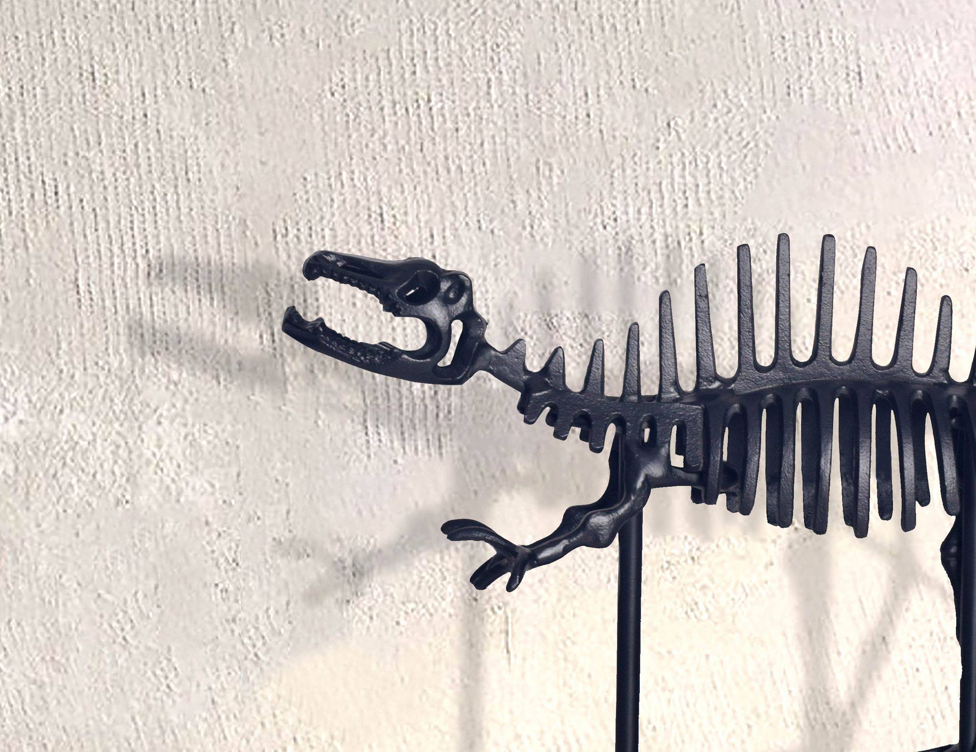 FineBuy Dekofigur T-Rex Aluminium Schwarz Dino Statue 62 cm mit Sockel, Design Metall Deko Alu Modern, Tischdeko Wohndeko Aluminiumdekoration, Dekoration Wohnaccessoire | Farbe: Schwarz