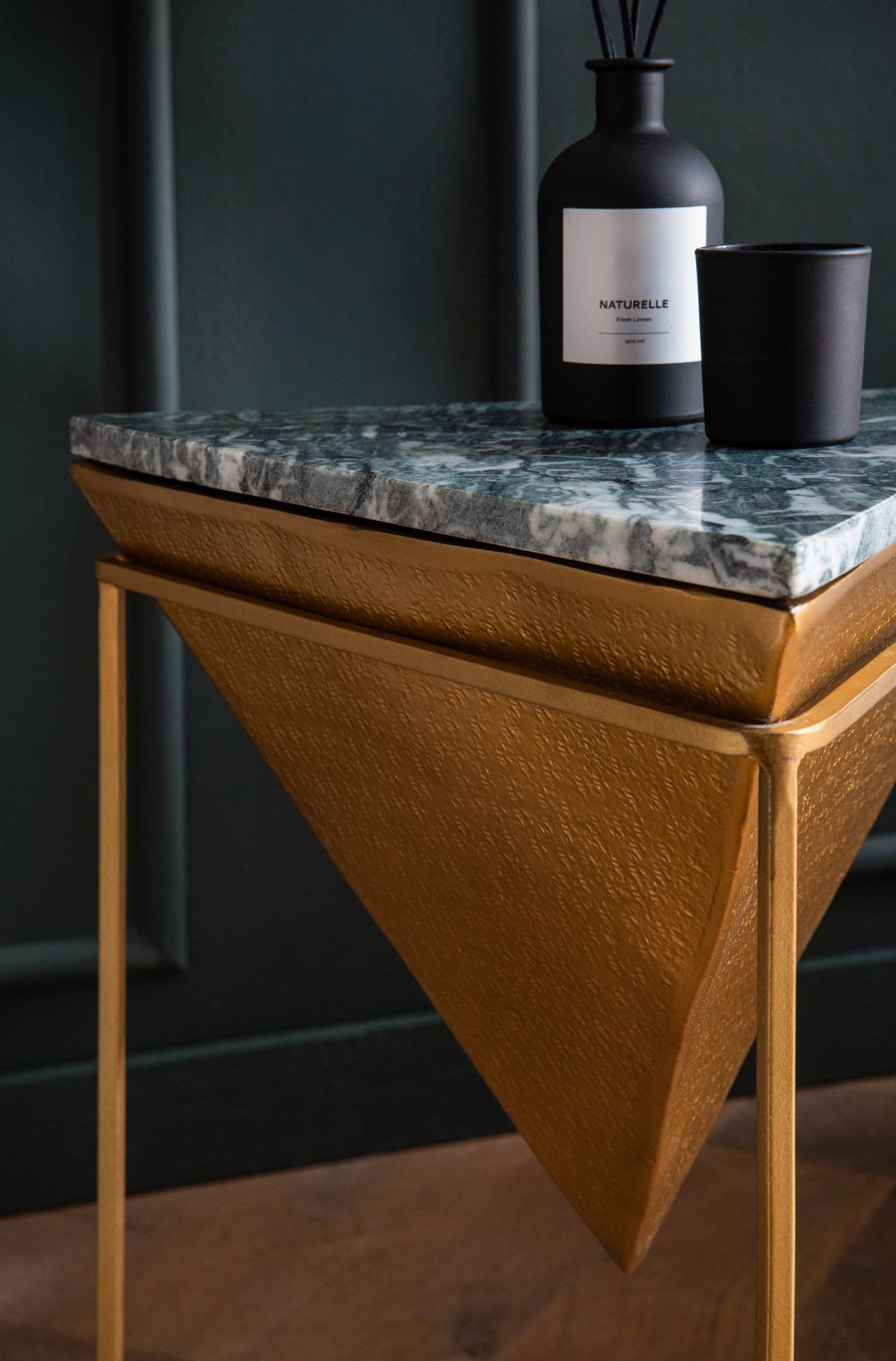 FineBuy Beistelltisch Echter Marmor Metall 37x37x53 cm Anstelltisch Grün Gold, Kleiner Abstelltisch Dreieckig, Wohnzimmertisch Couch Modern, Marmortisch Punziert Hoch | Farbe: Gold