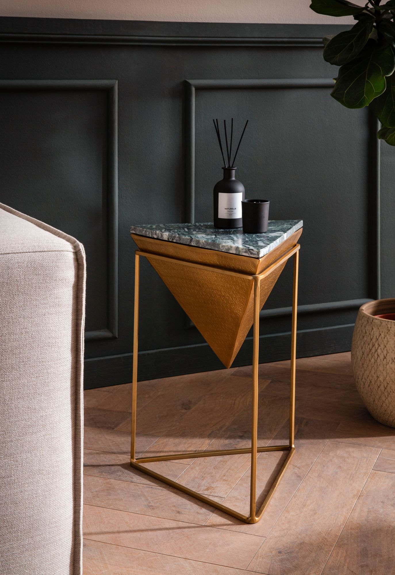 FineBuy Beistelltisch Echter Marmor Metall 37x37x53 cm Anstelltisch Grün Gold, Kleiner Abstelltisch Dreieckig, Wohnzimmertisch Couch Modern, Marmortisch Punziert Hoch | Farbe: Gold