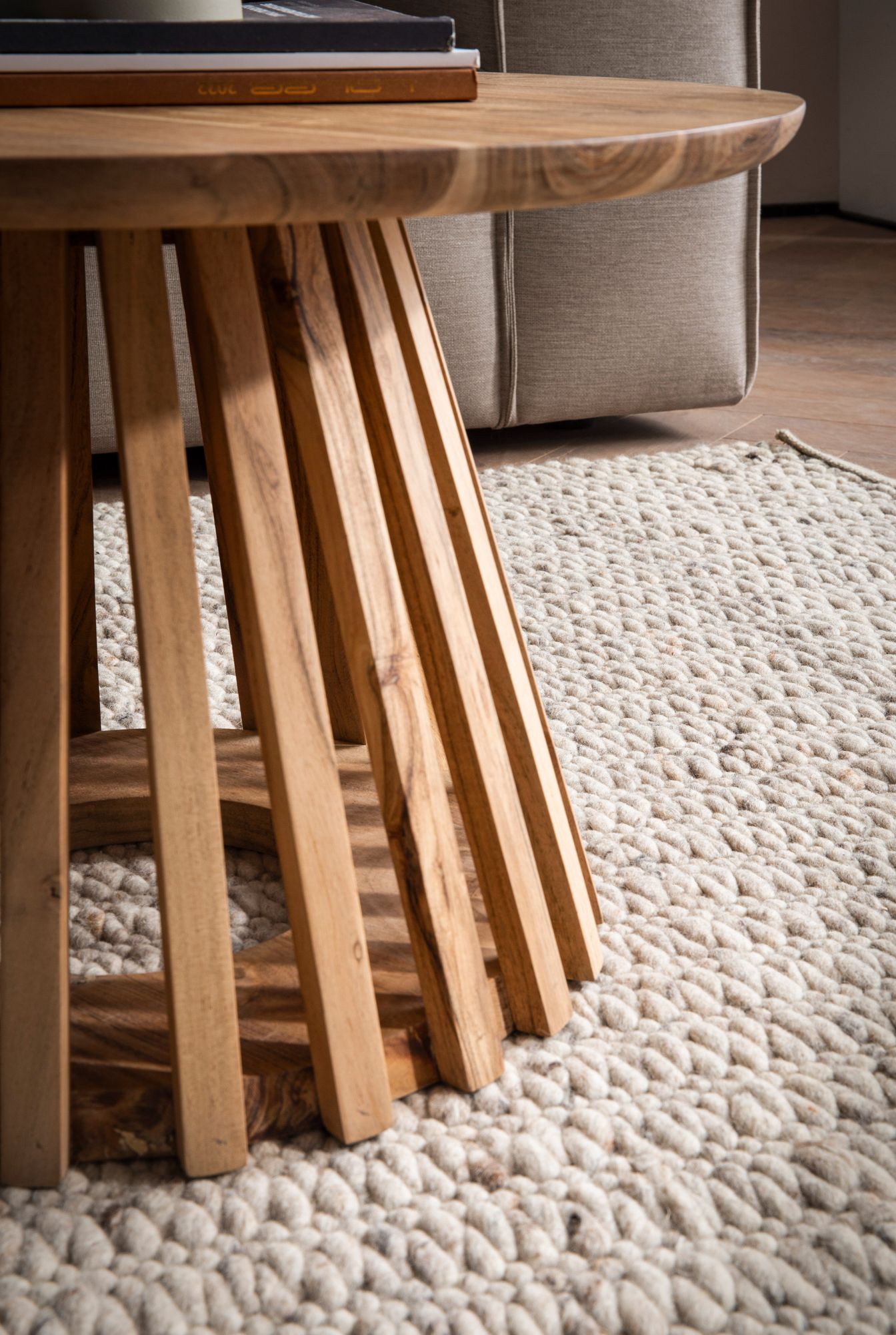 FineBuy Couchtisch Akazie Massivholz rund 60 cm · Wohnzimmertisch mit Lamellenfuß im modernen Design · Handgefertigt · Stabiler Holztisch mit einzigartiger Form | Farbe: Braun
