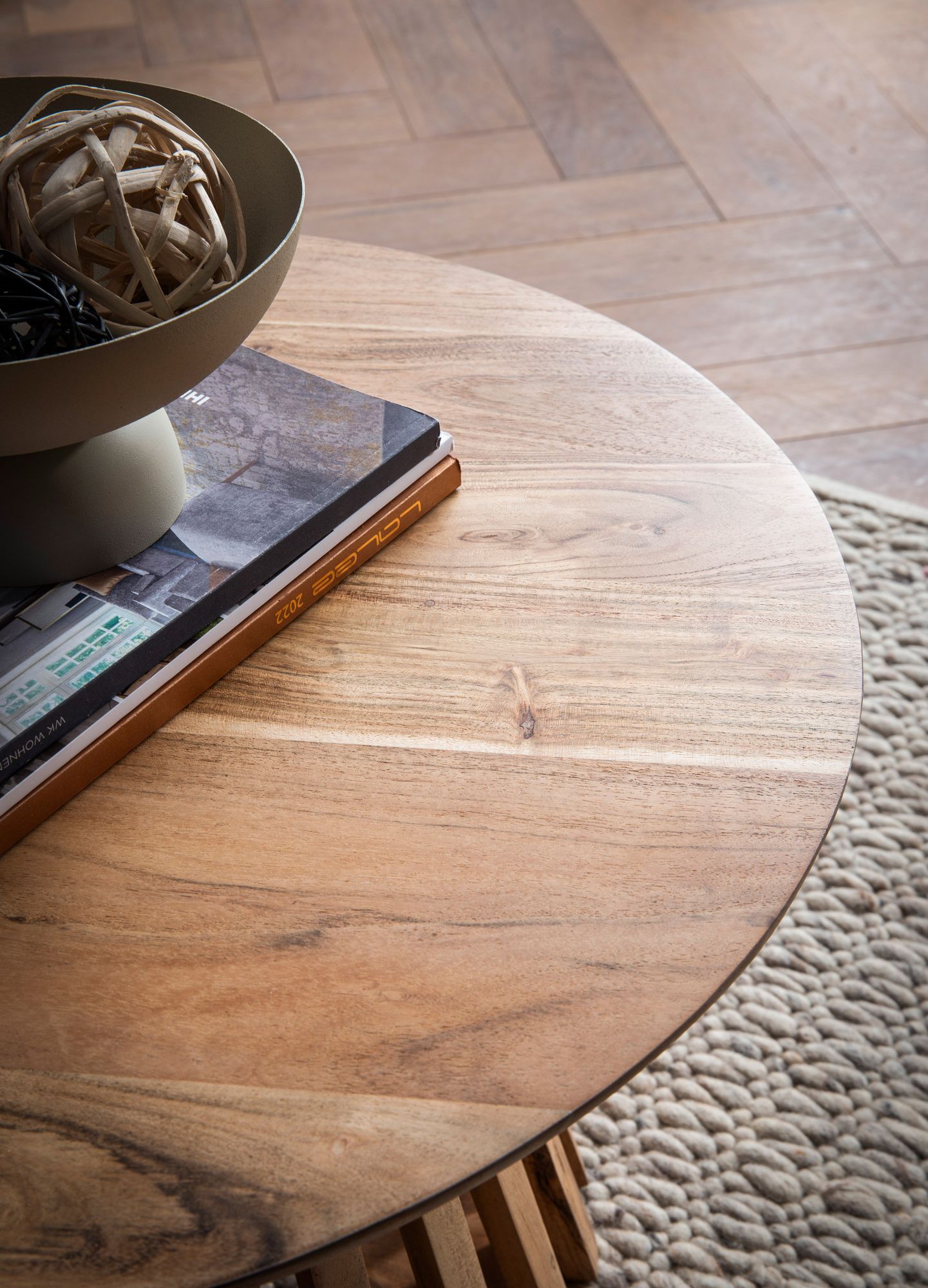 FineBuy Couchtisch Akazie Massivholz rund 60 cm · Wohnzimmertisch mit Lamellenfuß im modernen Design · Handgefertigt · Stabiler Holztisch mit einzigartiger Form | Farbe: Braun