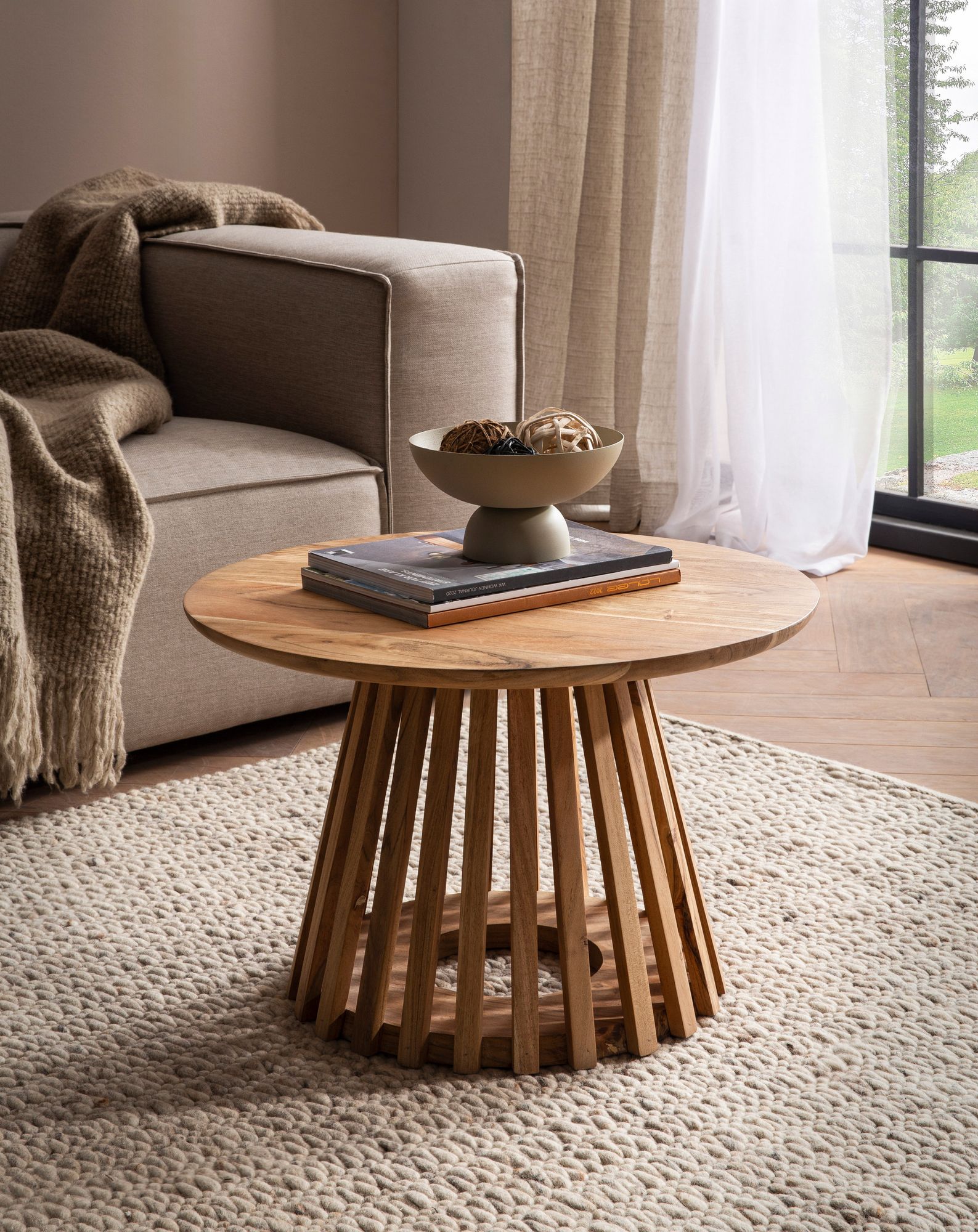 FineBuy Couchtisch Akazie Massivholz rund 60 cm · Wohnzimmertisch mit Lamellenfuß im modernen Design · Handgefertigt · Stabiler Holztisch mit einzigartiger Form | Farbe: Braun