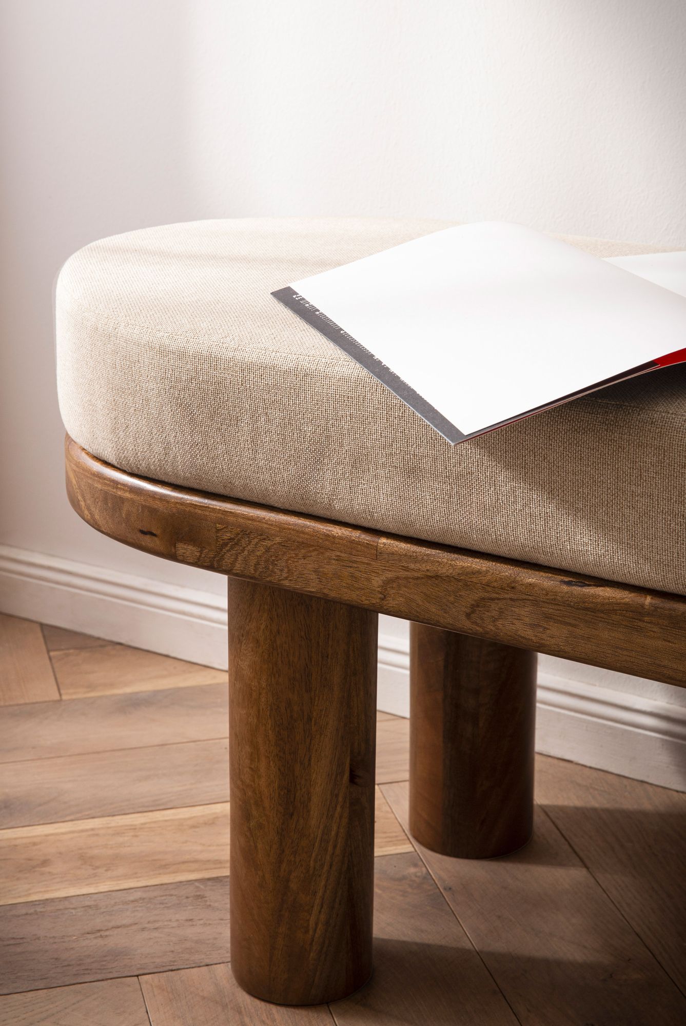 FineBuy gepolsterte Sitzbank 140 cm Massivholz Stoff - Design Bank für Garderobe Schlafzimmer & Wohnzimmer - Ausgefallene Garderobenbank Handmade | Farbe: Beige