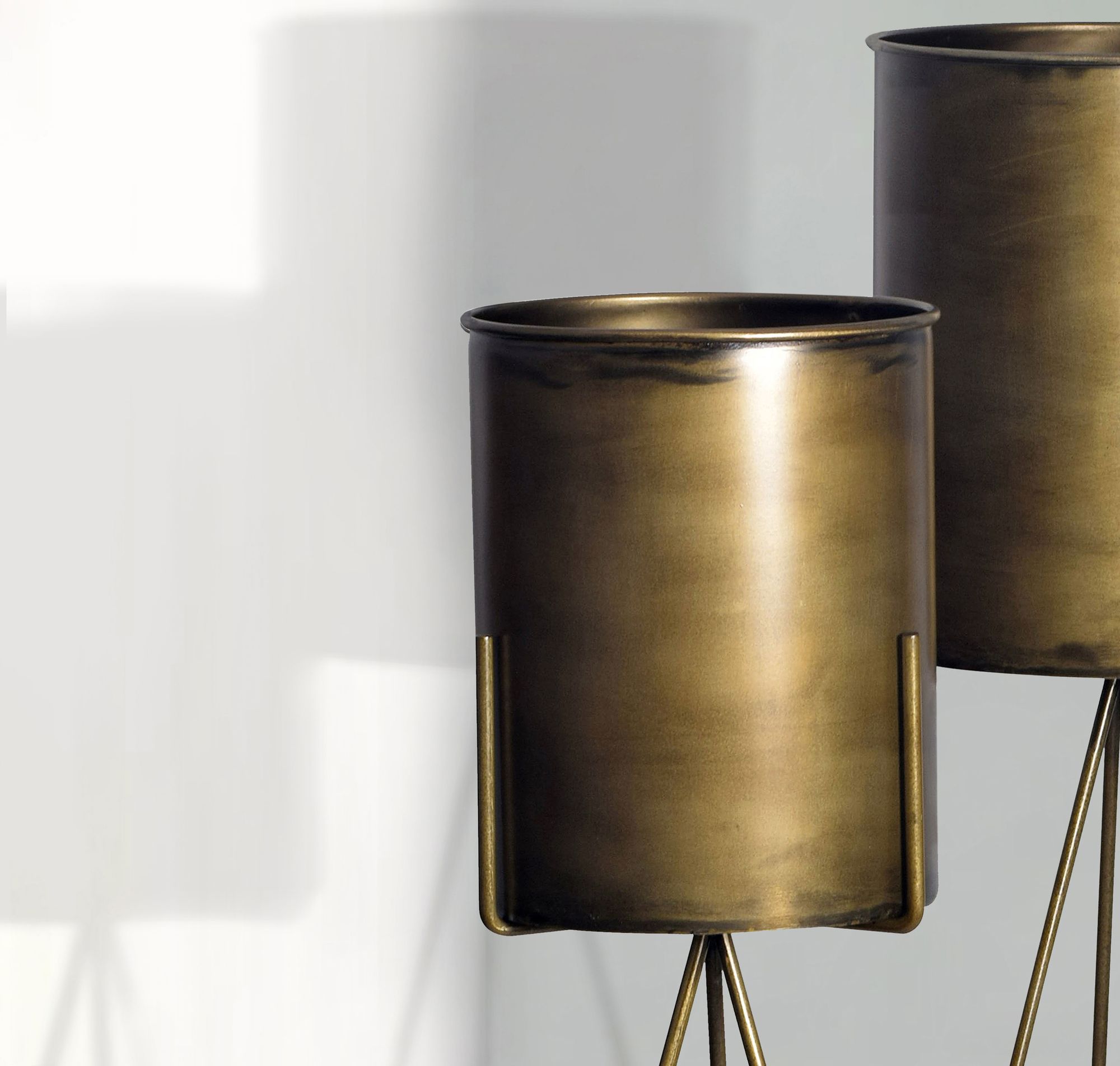 FineBuy Blumentopf 2er Set Metall Pflanzkübel Gold mit Gestell, Design Eisen-Pflanzenkübel Rund, Blumenkübel Pflanzgefäß Indoor Hoch | Farbe: Gold