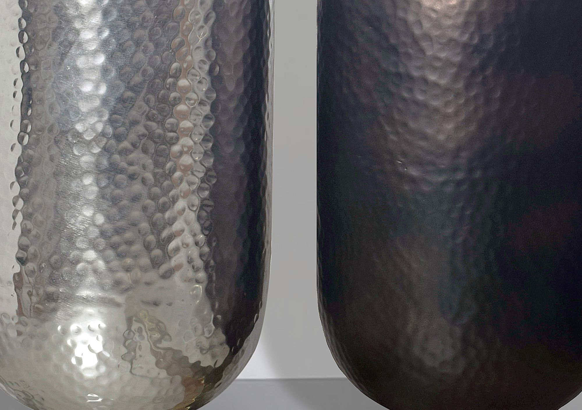 FineBuy Deko Vase 2er Set Aluminium Silber Schwarz-Bronze Blumenvase Modern, Dekovase Hammerschlag Rund 2-teilig Metall für Blumen, Alu Tischvase Zylinder Wohndeko Tischdeko Handgefertigt | Farbe: Silber