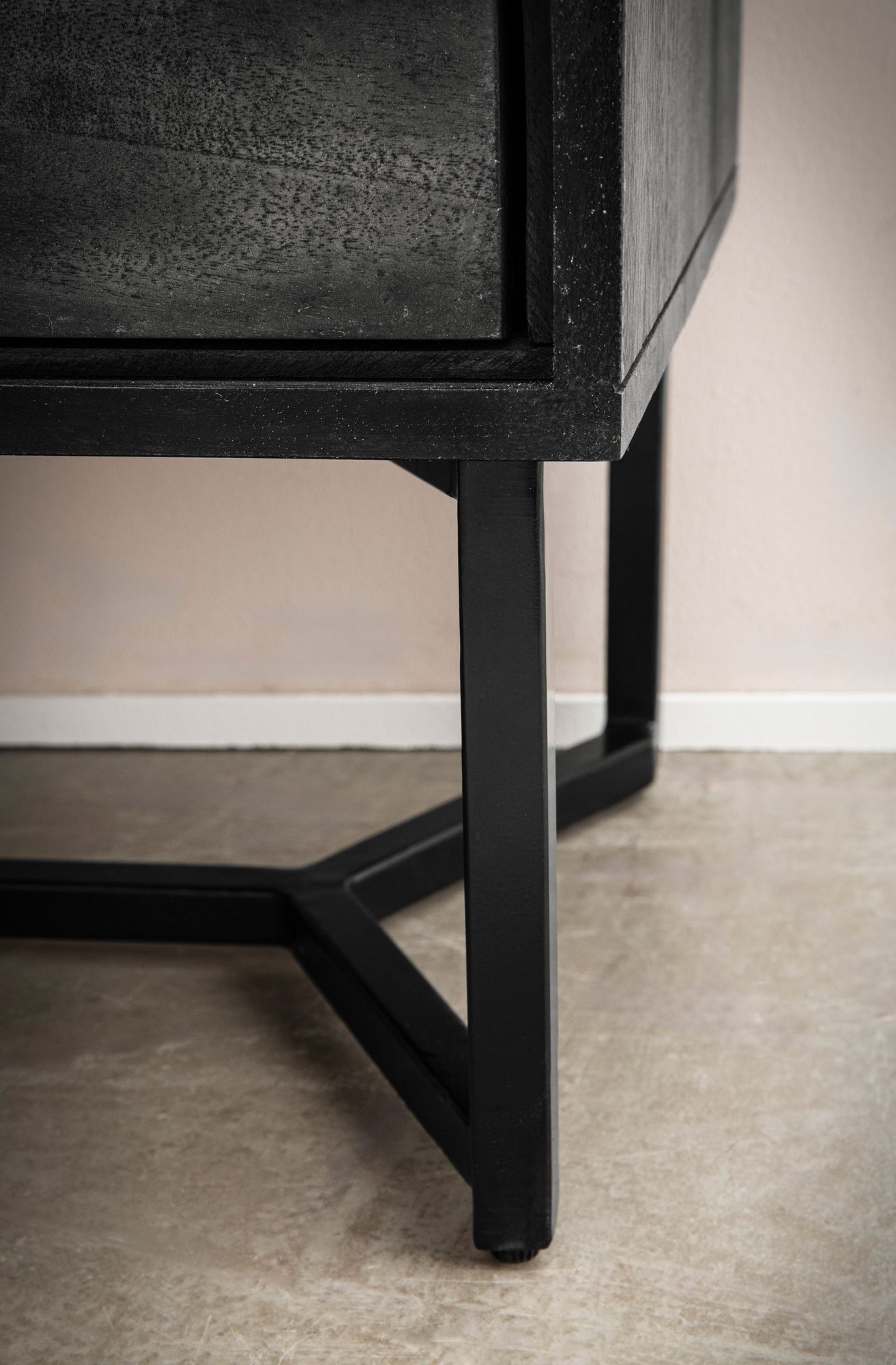 FineBuy Nachttisch Akazie Massivholz Schwarz mit 2 Schubladen & schwarzem Metallgestell – Nachtkommode mit Stauraum modern, Nachtkästchen für Boxspringbett – 45x40x57 cm | Farbe: Schwarz