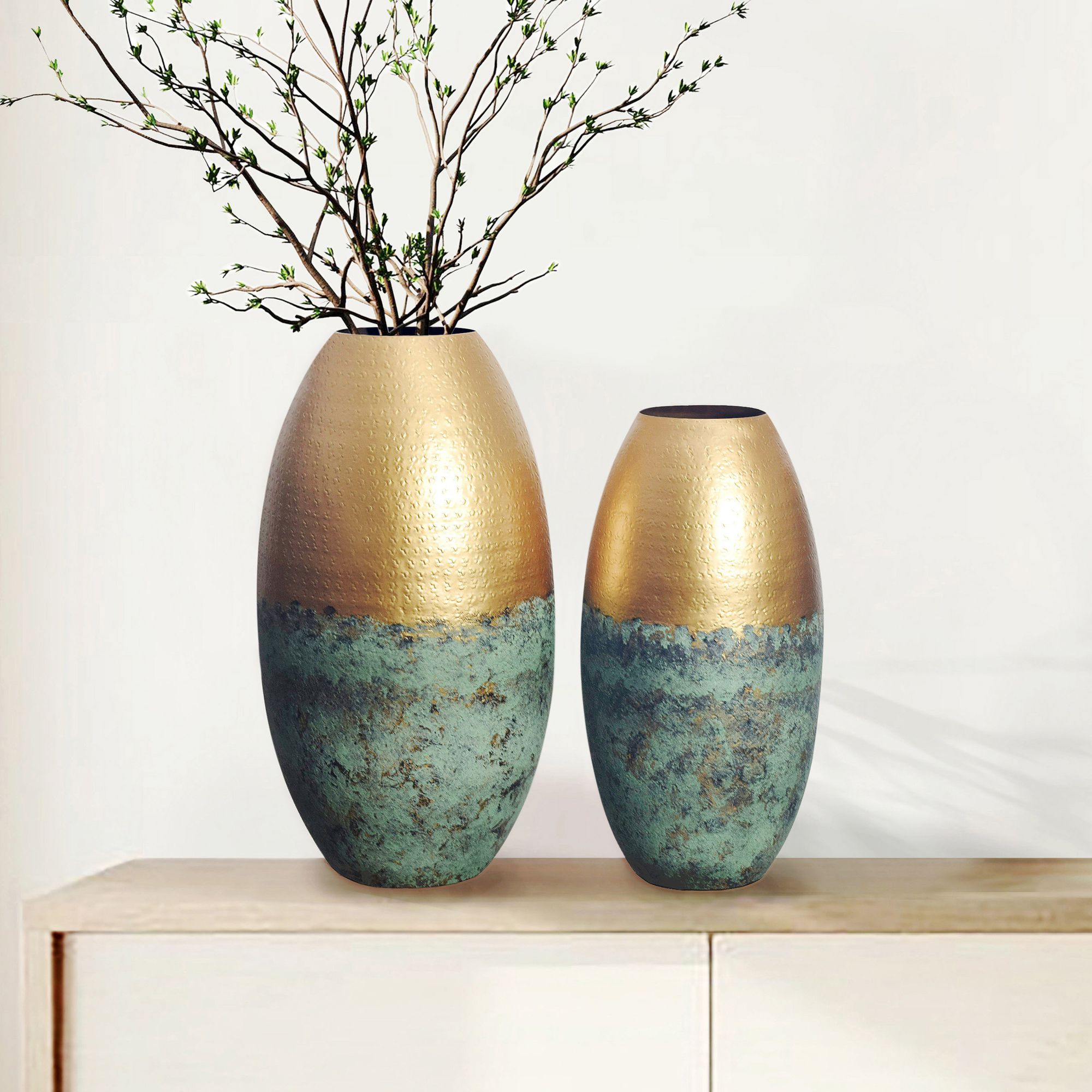 FineBuy Deko Vase 2er Set Aluminium Gold Patina Blumenvase Modern, Dekovase Punziert Rund 2-teilig für Blumen, Alu Tischvase Wohndeko Metall Tischdeko Handgefertigt | Farbe: Gold FineBuy Deko Vase 2er Set Aluminium Gold Patina Blumenvase Modern, Dekovase Punziert Rund 2-teilig für Blumen, Alu Tischvase Wohndeko Metall Tischdeko Handgefertigt | Farbe: Gold