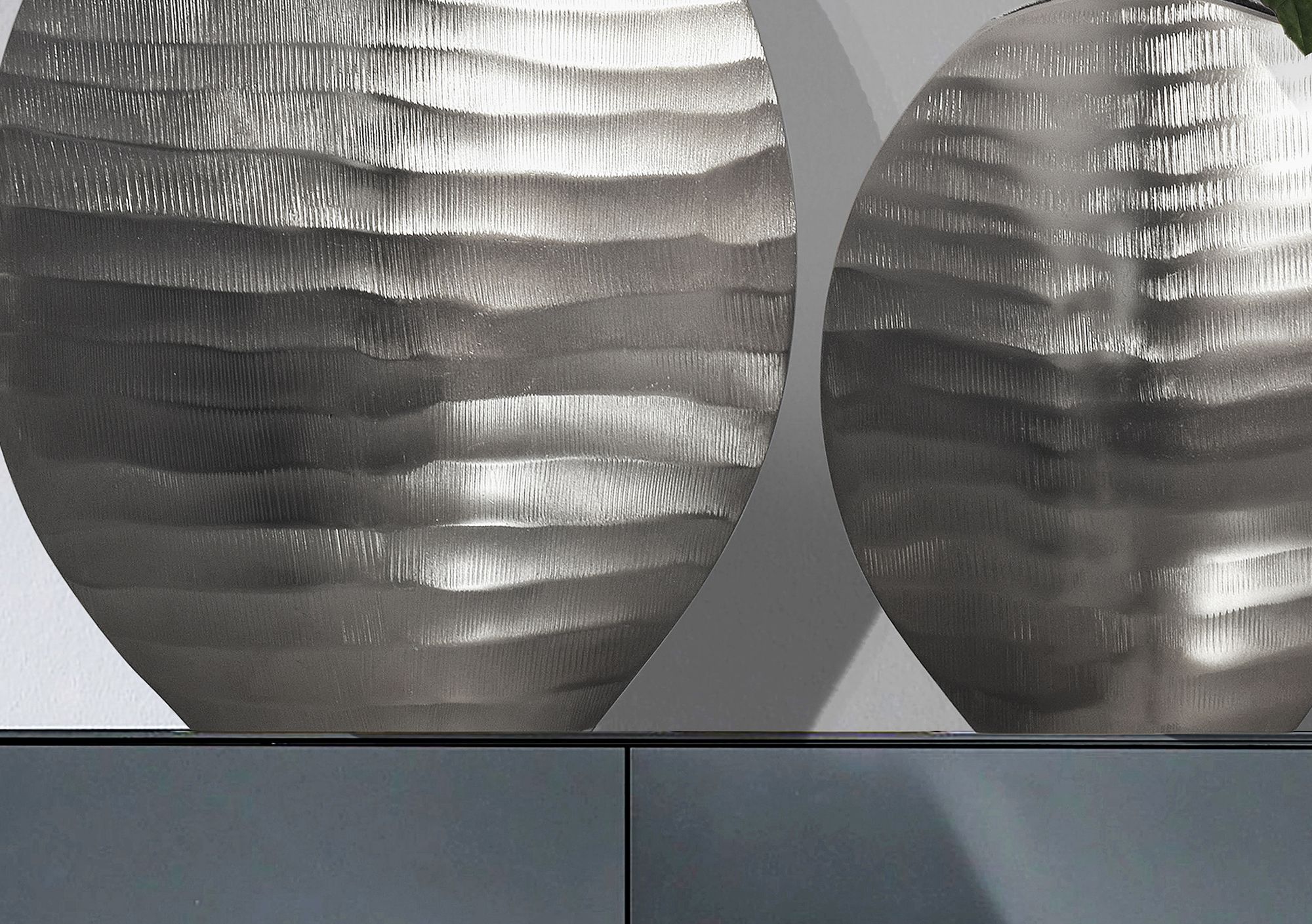FineBuy Deko Vase 2er Set Aluminium Blumenvase Wellenmuster Modern, Dekovase Rund 2-teilig für Blumen, Alu Tischvase Wohndeko Metall Tischdeko Handgefertigt | Farbe: Silber
