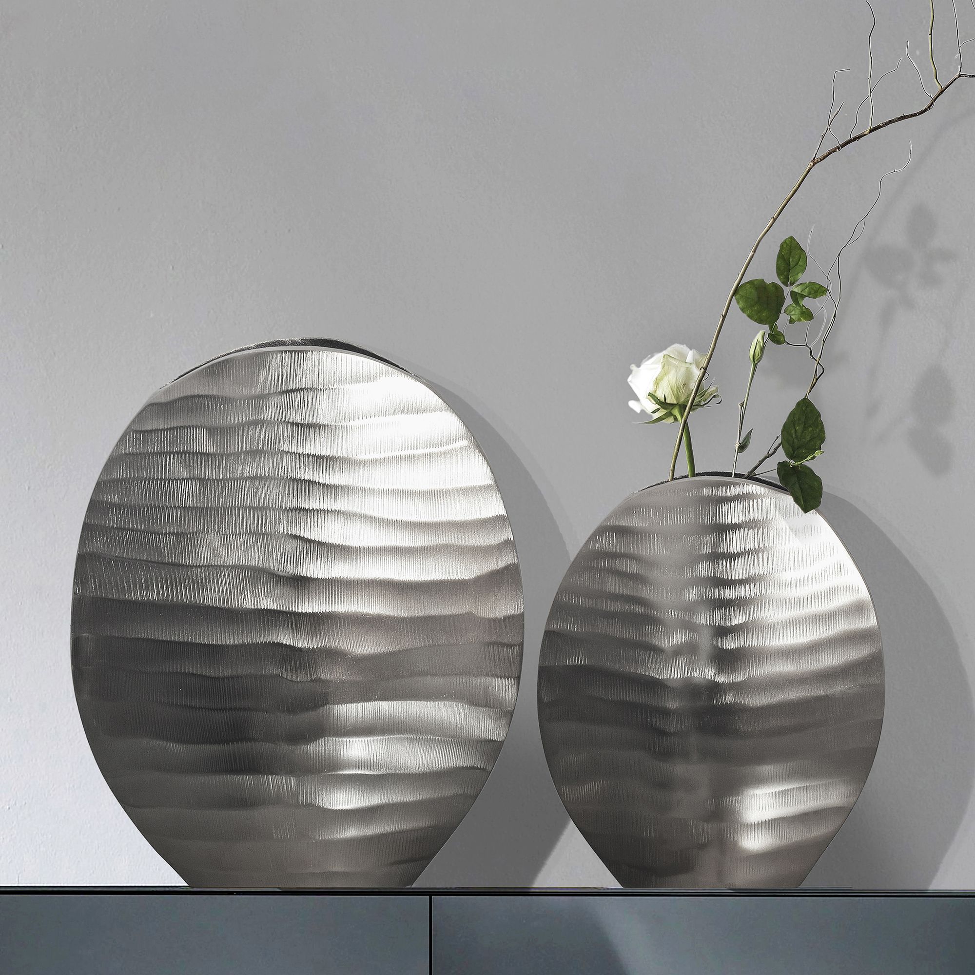 FineBuy Deko Vase 2er Set Aluminium Blumenvase Wellenmuster Modern, Dekovase Rund 2-teilig für Blumen, Alu Tischvase Wohndeko Metall Tischdeko Handgefertigt | Farbe: Silber