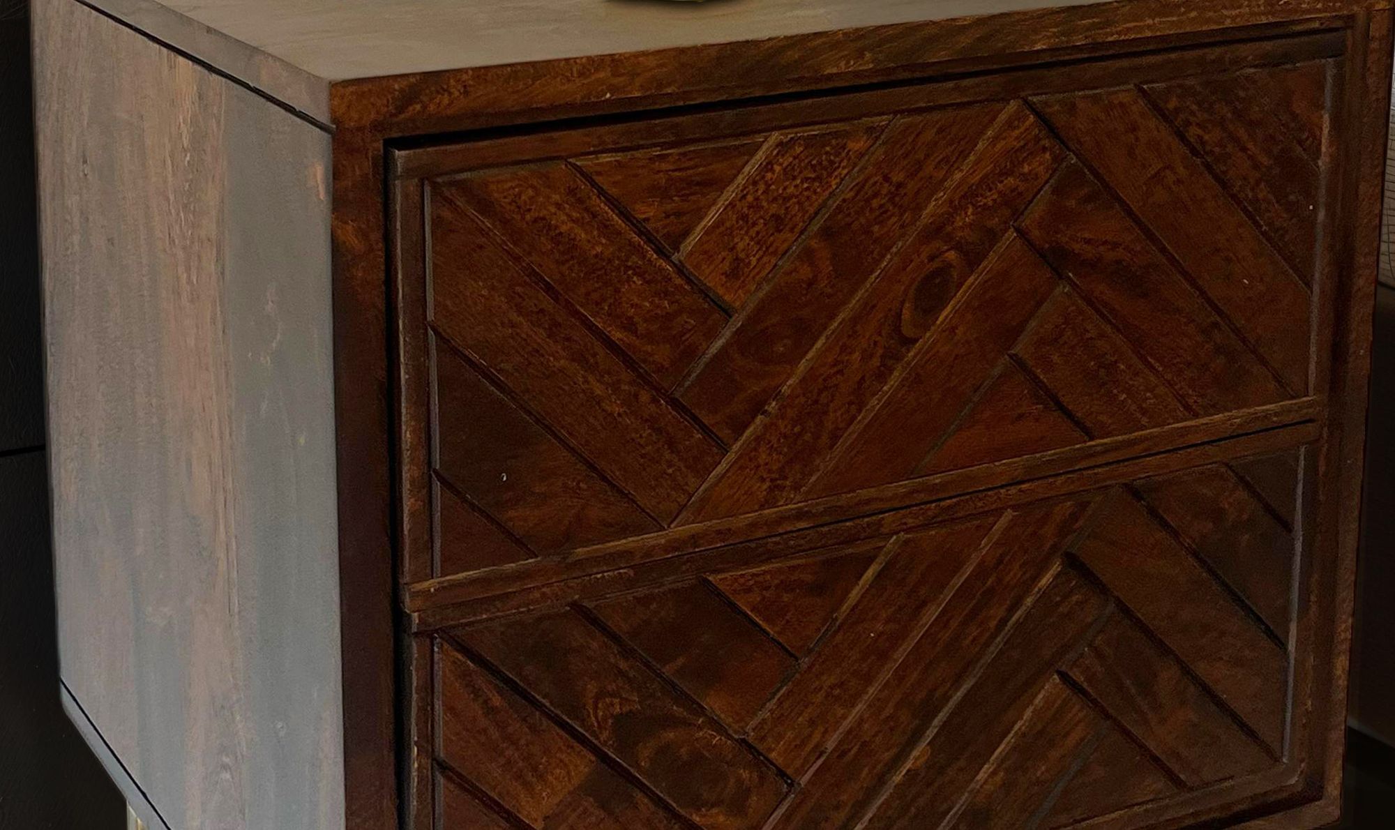 FineBuy Nachttisch Akazie Massivholz 45x40x57 cm Nachtschrank Boxspringbett, Nachtkonsole Braun Modern mit 2 Schubladen, Nachtkommode Fischgrät-Muster Stauraum & Metallgestell | Farbe: Braun FineBuy Nachttisch Akazie Massivholz 45x40x57 cm Nachtschrank Boxspringbett, Nachtkonsole Braun Modern mit 2 Schubladen, Nachtkommode Fischgrät-Muster Stauraum & Metallgestell | Farbe: Braun