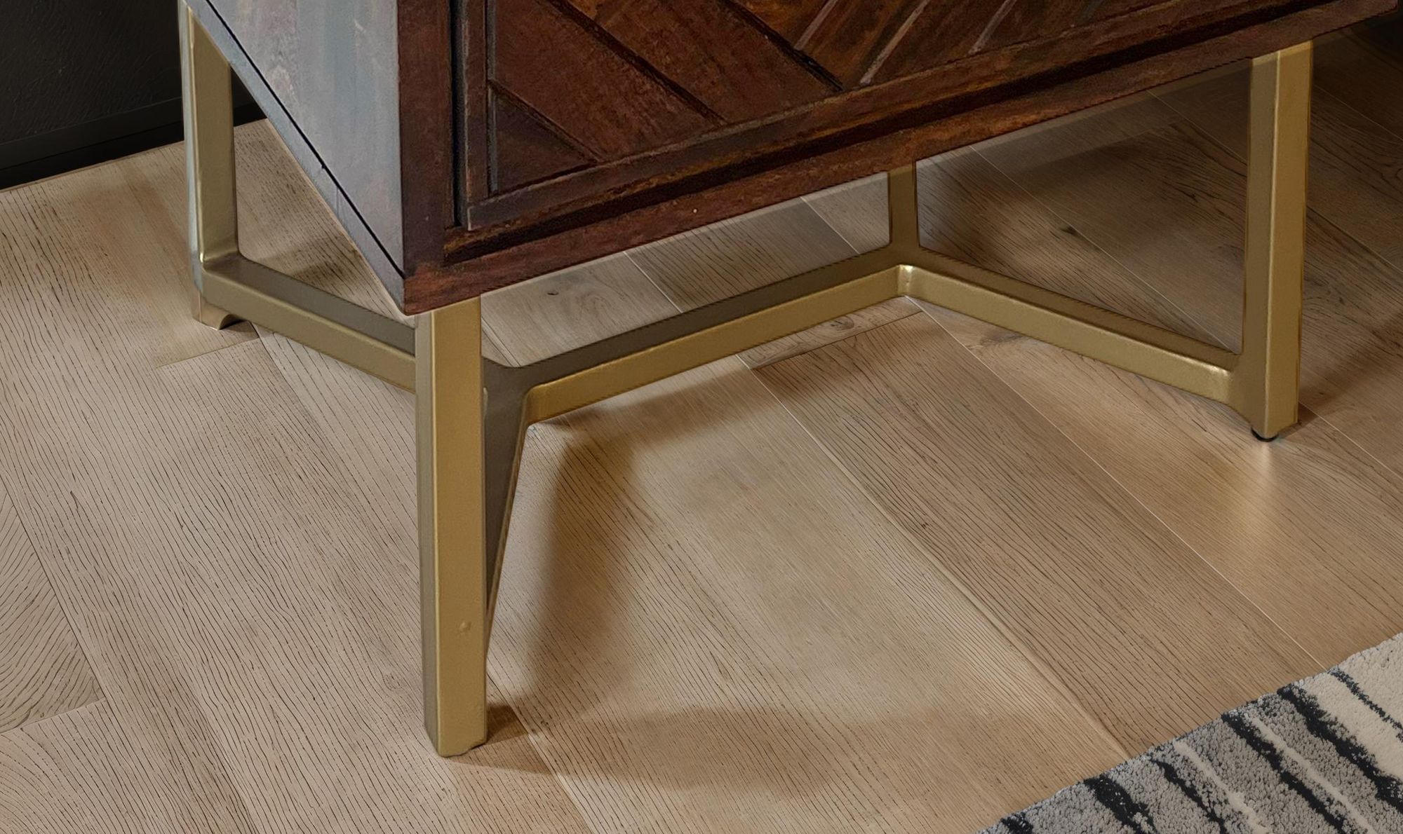 FineBuy Nachttisch Akazie Massivholz 45x40x57 cm Nachtschrank Boxspringbett, Nachtkonsole Braun Modern mit 2 Schubladen, Nachtkommode Fischgrät-Muster Stauraum & Metallgestell | Farbe: Braun FineBuy Nachttisch Akazie Massivholz 45x40x57 cm Nachtschrank Boxspringbett, Nachtkonsole Braun Modern mit 2 Schubladen, Nachtkommode Fischgrät-Muster Stauraum & Metallgestell | Farbe: Braun