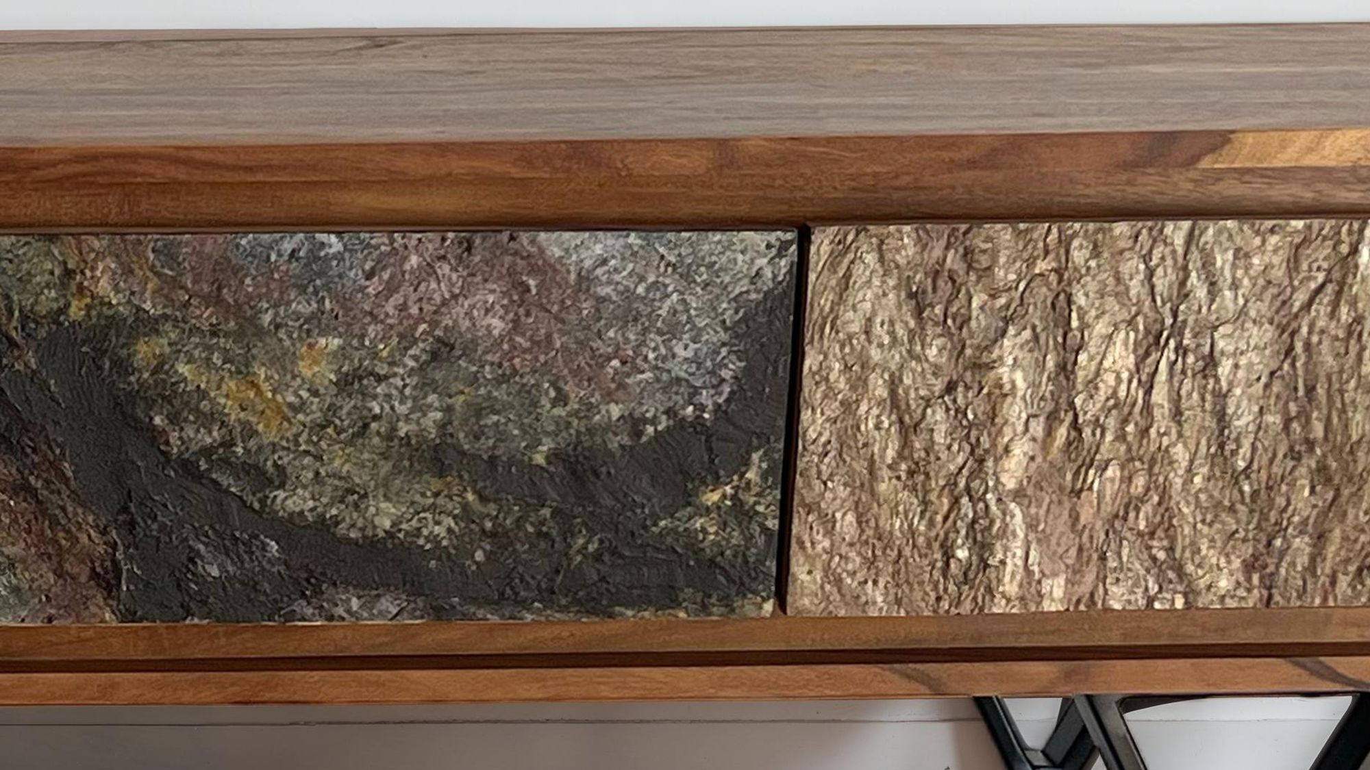 FineBuy Lowboard Sheesham Massivholz 160 cm, TV Board mit Front in Steinoptik & schwarzem Metallgestell, Fernsehschrank Industrial Design, TV Möbel Wohnzimmer Holz Metall | Farbe: Braun