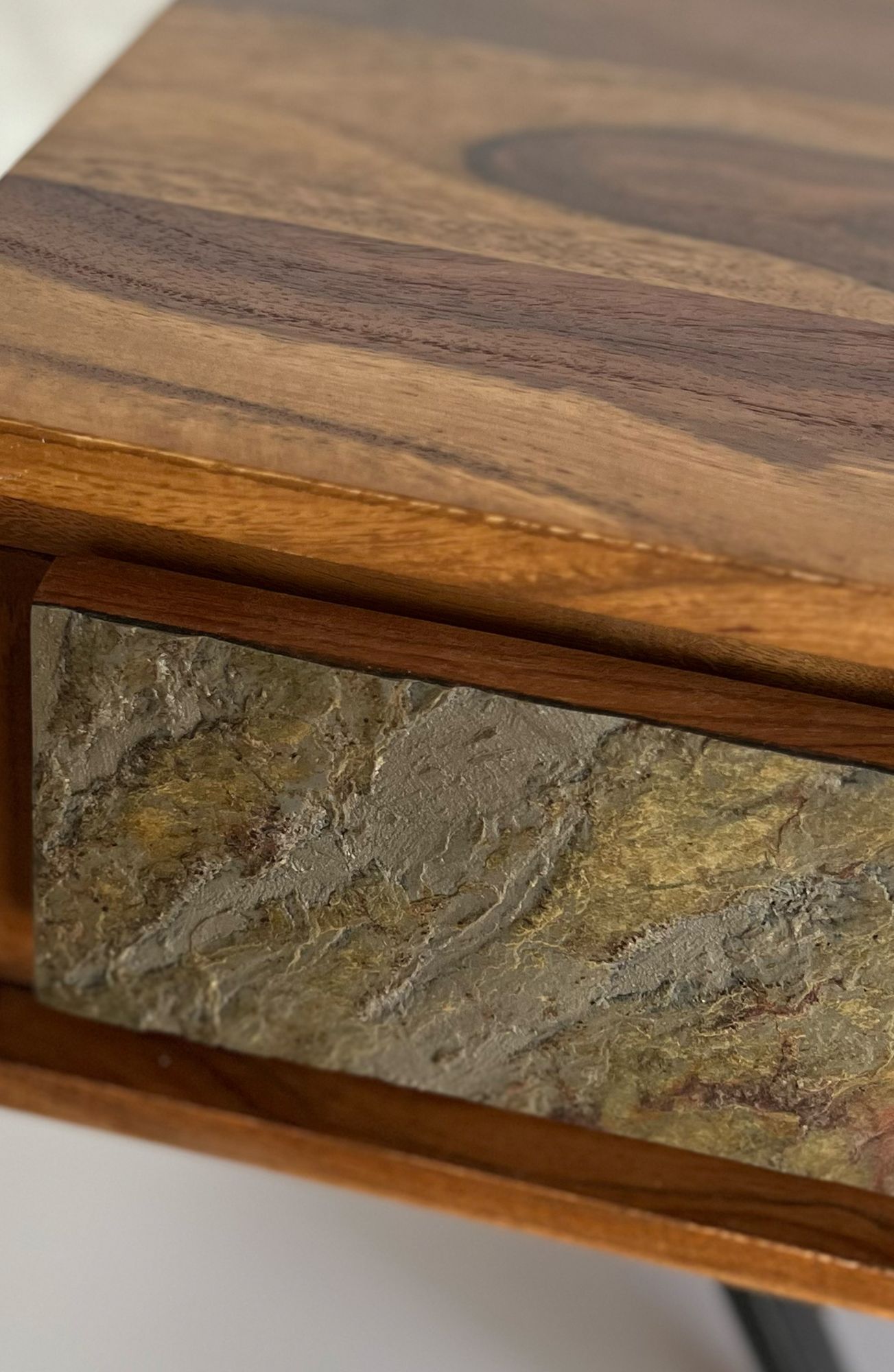 FineBuy Couchtisch rechteckig Sheesham Massivholz 115 cm, Wohnzimmertisch mit 2 Schubladen & Ablagefach, Steinoptik Front, Metallgestell Schwarz | Farbe: Braun