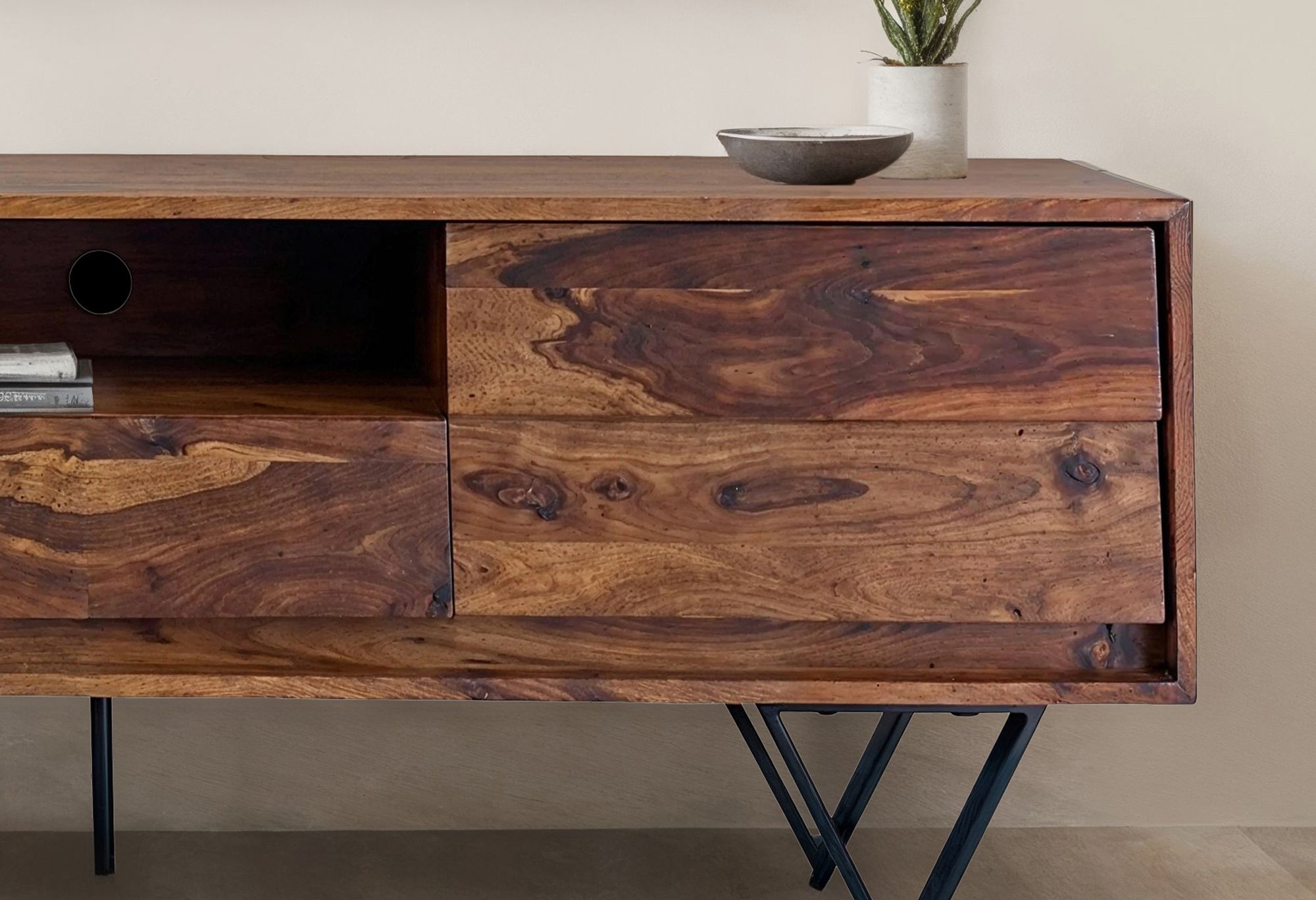 FineBuy TV Lowboard Sheesham Massivholz 160 cm, Fernsehtisch mit Türen, Schublade, offenem Fach & Kabeldurchlass, TV Board mit 3D Fronten & schwarzen Metallfüßen im Industrial Design | Farbe: Braun