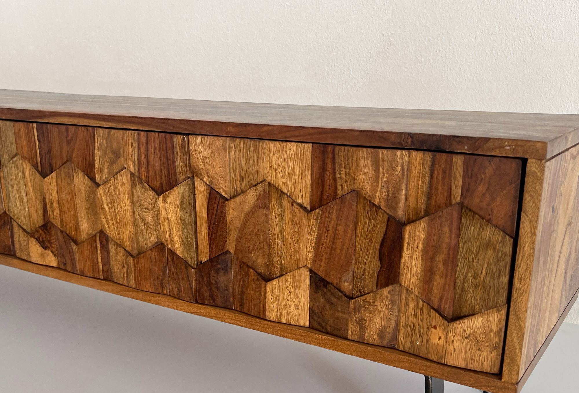 FineBuy Lowboard Sheesham Massivholz 160 cm, TV-Board mit 3D Fronten, 4 Türen, Kabeldurchlass & Metallbeinen Schwarz, Designer TV-Schrank für Wohnzimmer | Farbe: Braun FineBuy Lowboard Sheesham Massivholz 160 cm, TV-Board mit 3D Fronten, 4 Türen, Kabeldurchlass & Metallbeinen Schwarz, Designer TV-Schrank für Wohnzimmer | Farbe: Braun