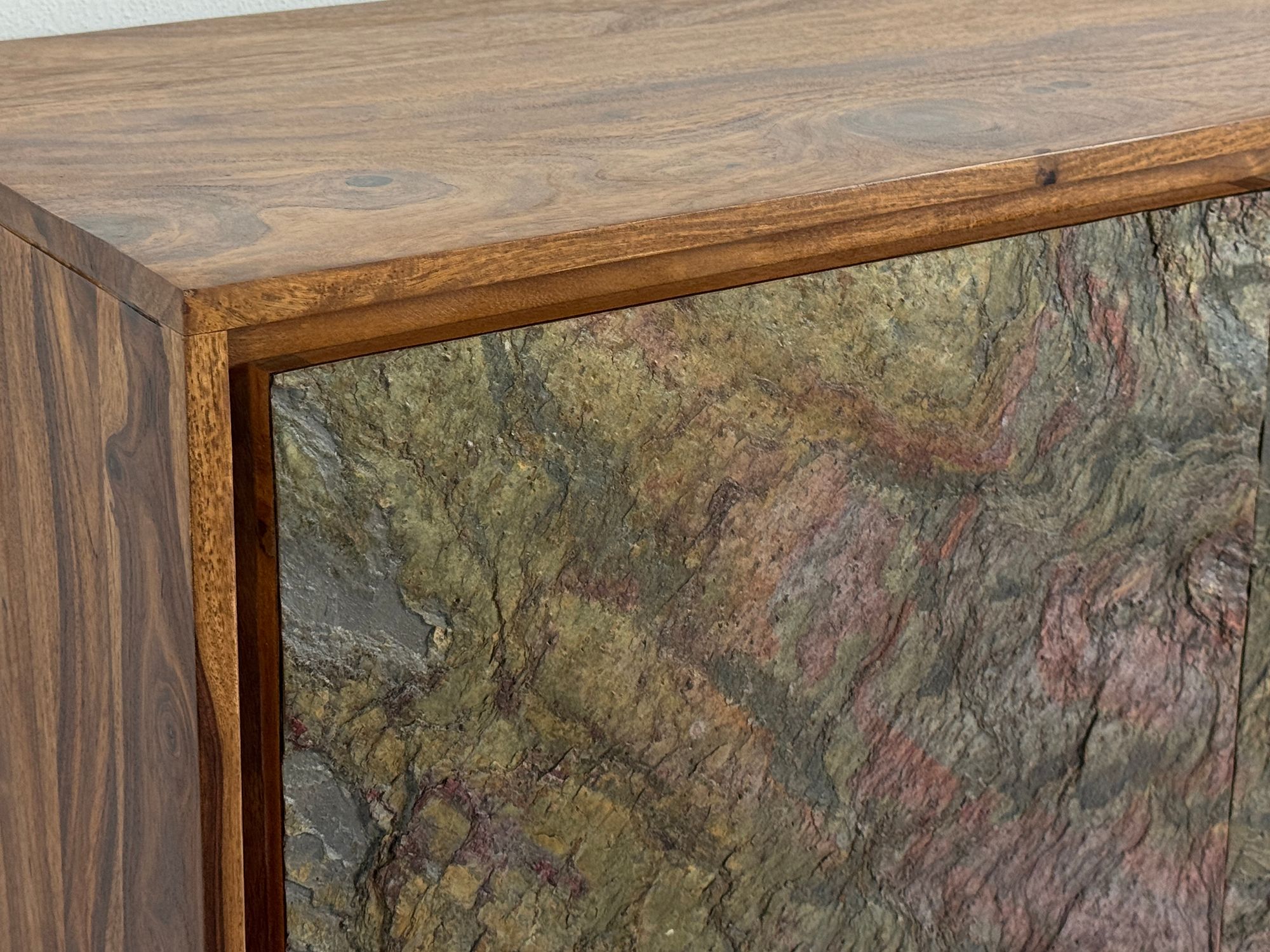 FineBuy Sideboard Sheesham Massivholz 150x40x55 cm, Kommode mit 2 Türen & 3 Schubladen, Stauraum Anrichte mit Fronten in 3D Steinoptik, Design Möbel Wohnzimmer Esszimmer | Farbe: Braun