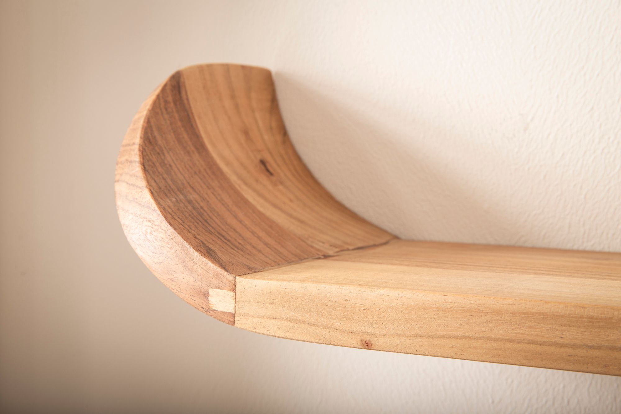 FineBuy Wandregal Mango Massivholz · Hängeregal mit geschwungenen Enden · Handgefertigtes Schwebendes Regal im modernen Design · Regalbrett aus Echtholz | Farbe: Braun FineBuy Wandregal Mango Massivholz · Hängeregal mit geschwungenen Enden · Handgefertigtes Schwebendes Regal im modernen Design · Regalbrett aus Echtholz | Farbe: Braun