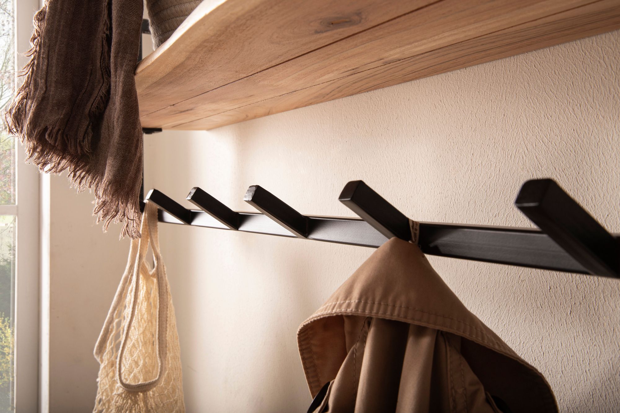 FineBuy Garderobe aus Massivholz Akazie mit Baumkante 100 cm - Industrial Wandgarderobe mit Ablage & 6 Haken - Garderobenleiste mit Metallrahmen Schwarz Handgefertigt | Farbe: Braun